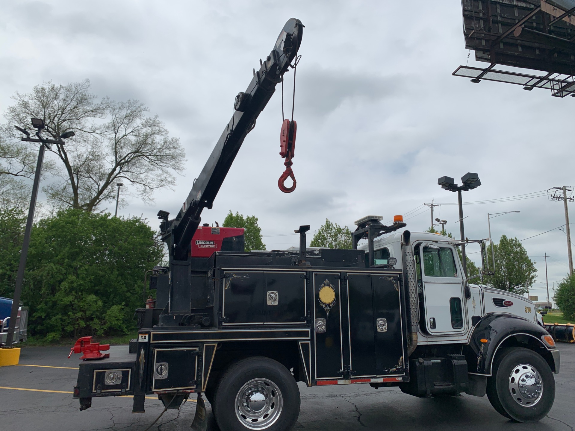 Used-2005-Peterbilt-335-Service-Truck---Tulsa-Crane---Air-Compressor---GeneratorWelder