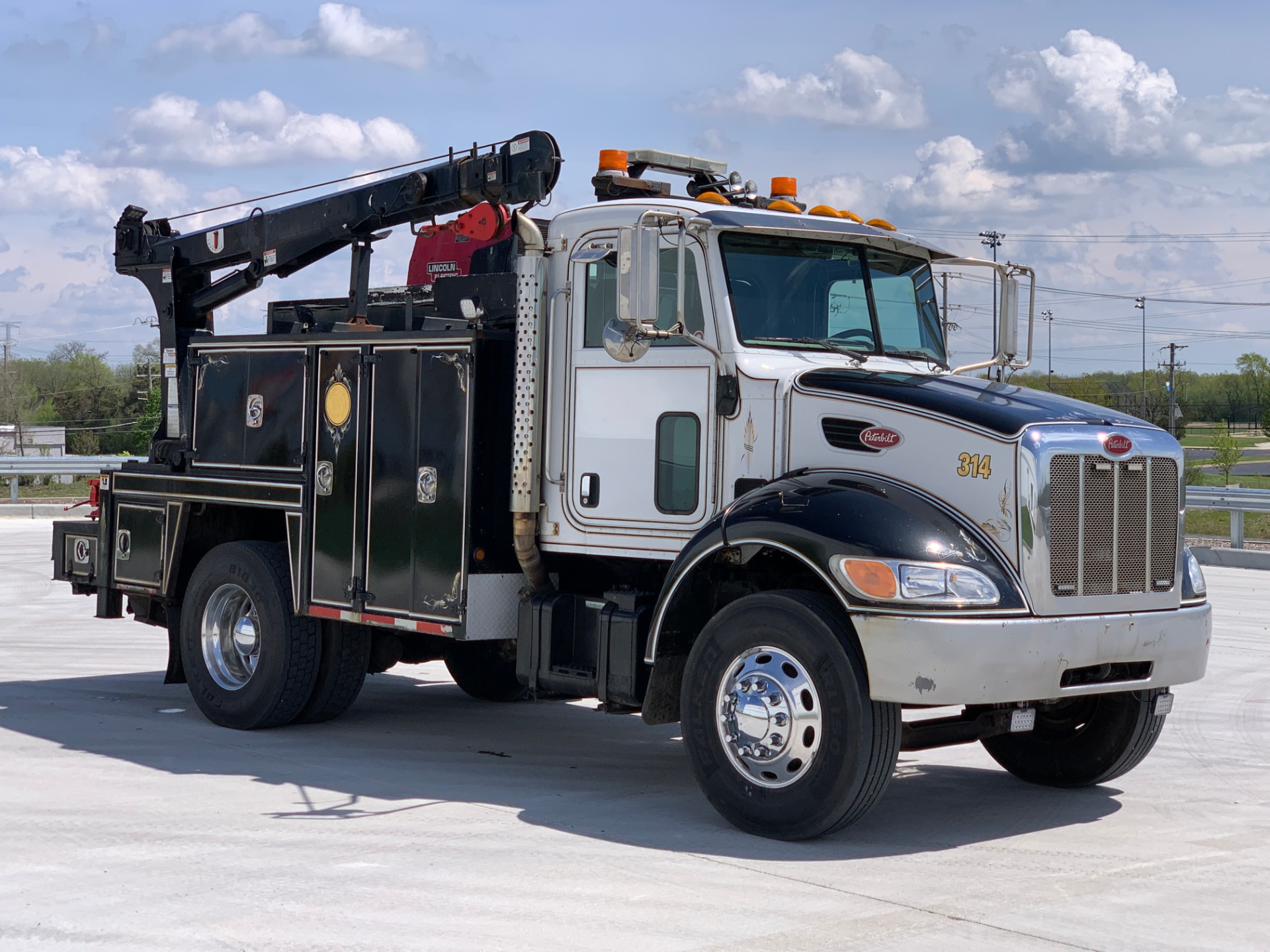 Used-2005-Peterbilt-335-Service-Truck---Tulsa-Crane---Air-Compressor---GeneratorWelder