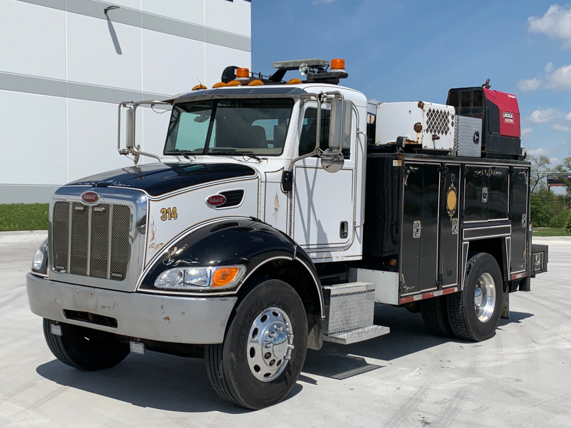 Used-2005-Peterbilt-335-Service-Truck---Tulsa-Crane---Air-Compressor---GeneratorWelder