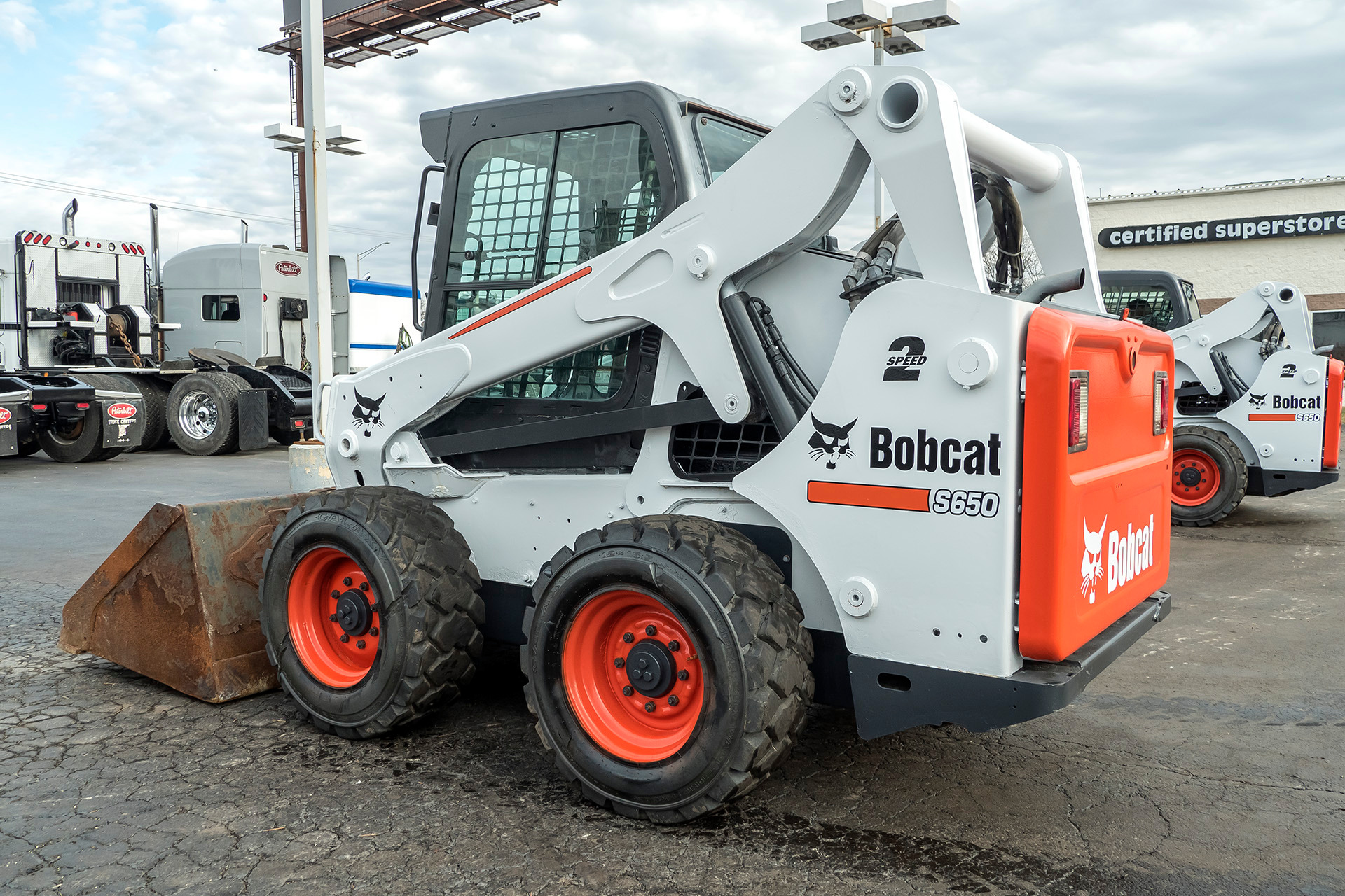 Купить бобкэт бу. Погрузчик Bobcat s650. Бобкэт 650. Бобкэт погрузчик s650 габариты. JCB Bobcat 205.