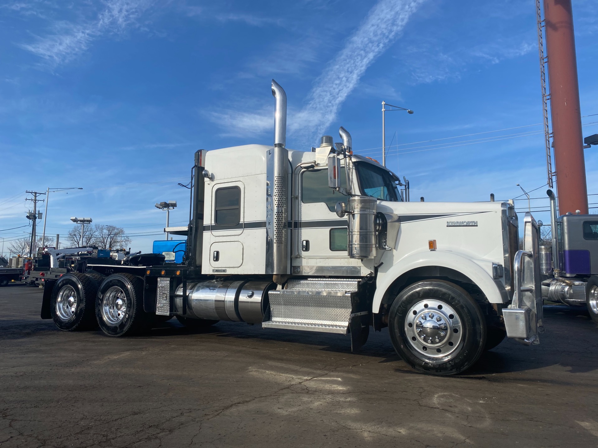 Used-2012-Kenworth-W900-Sleeper-Winch-Tractor