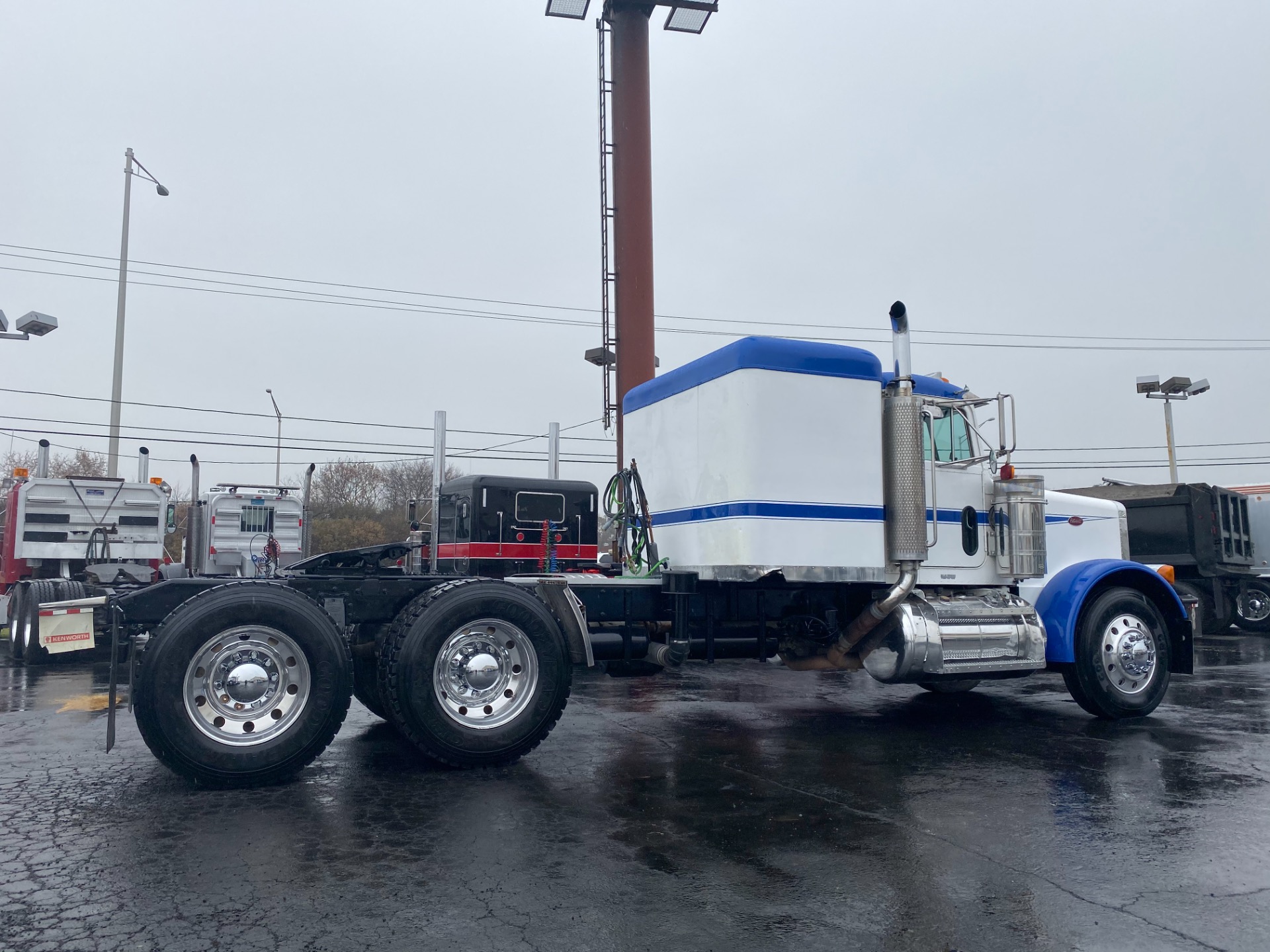 Used-2004-Peterbilt-379-Sleeper