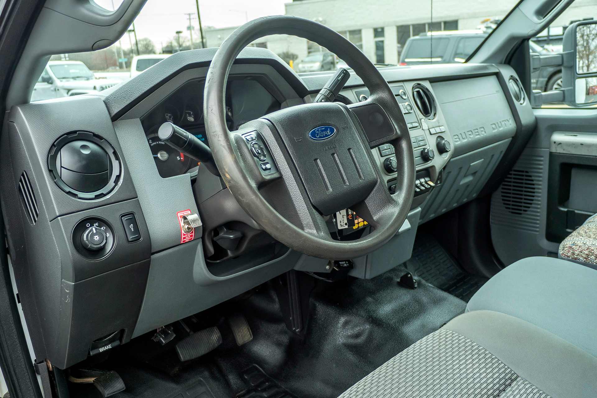 Used-2013-Ford-F550-XLT-4X4-Service-Truck