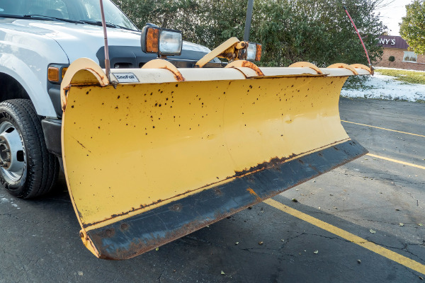 Used-2009-Ford-F-350-XL-Super-Duty-with-Snow-PlowSpreader