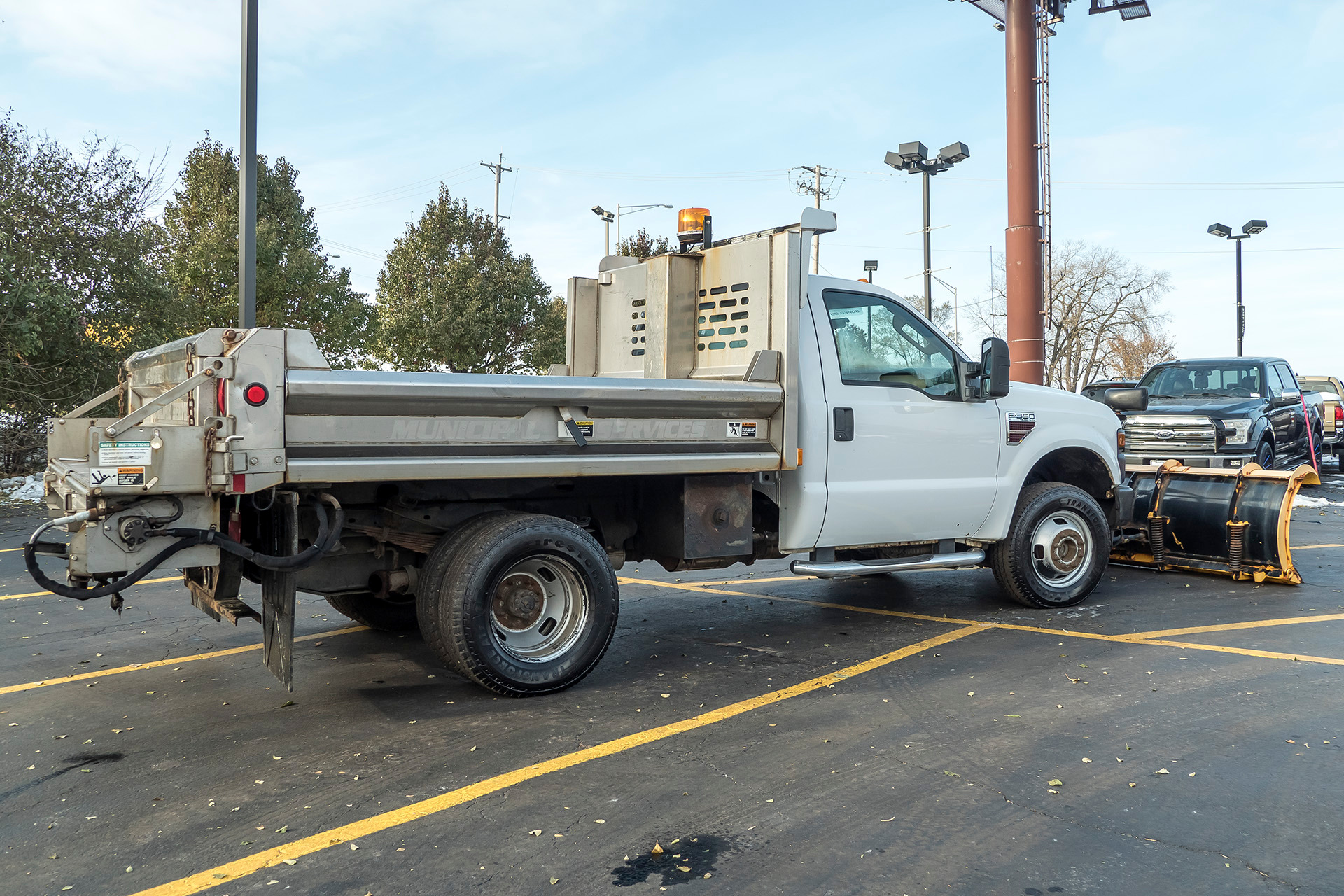 Used-2009-Ford-F-350-XL-Super-Duty-with-Snow-PlowSpreader
