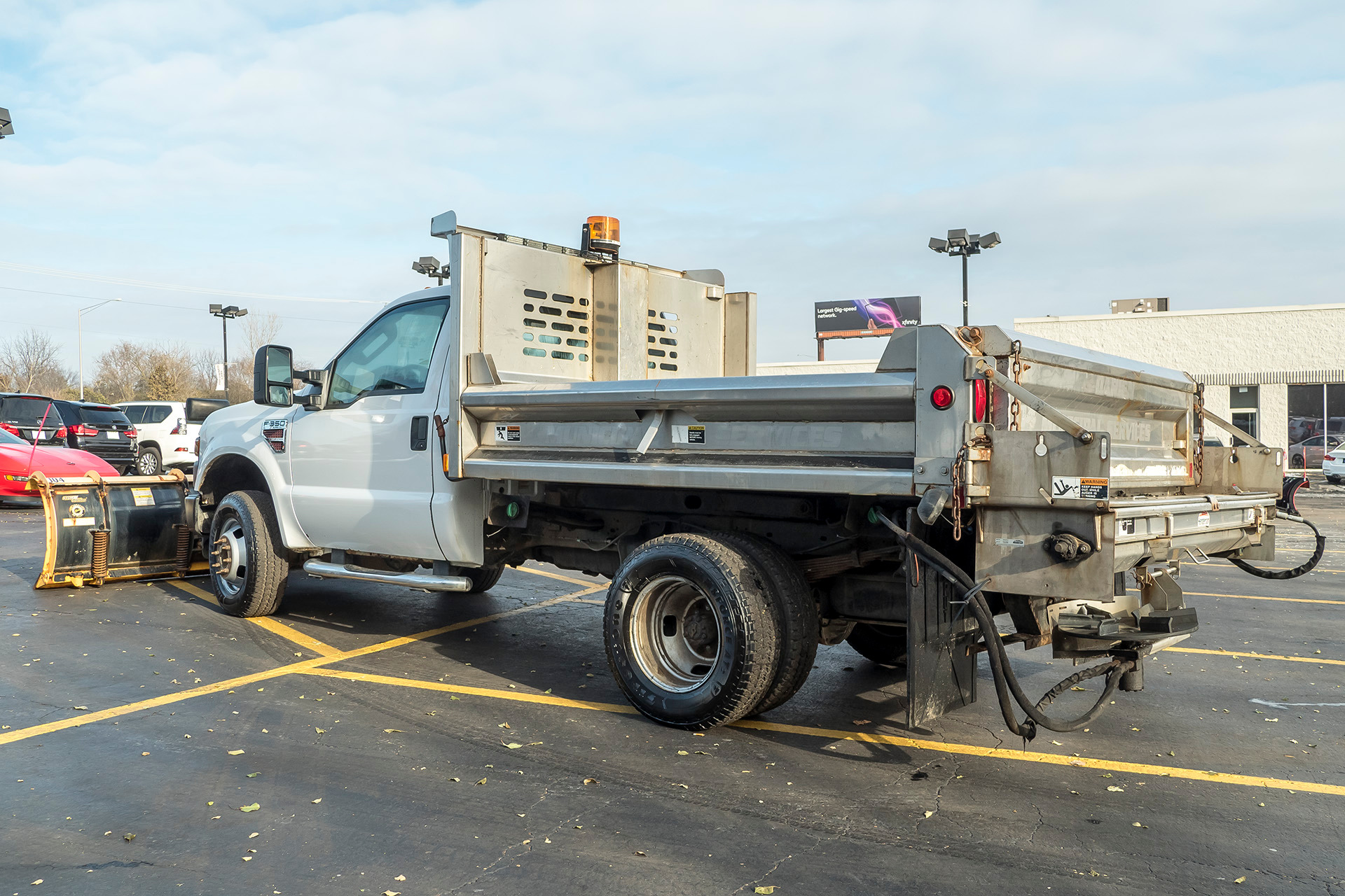 Used-2009-Ford-F-350-XL-Super-Duty-with-Snow-PlowSpreader