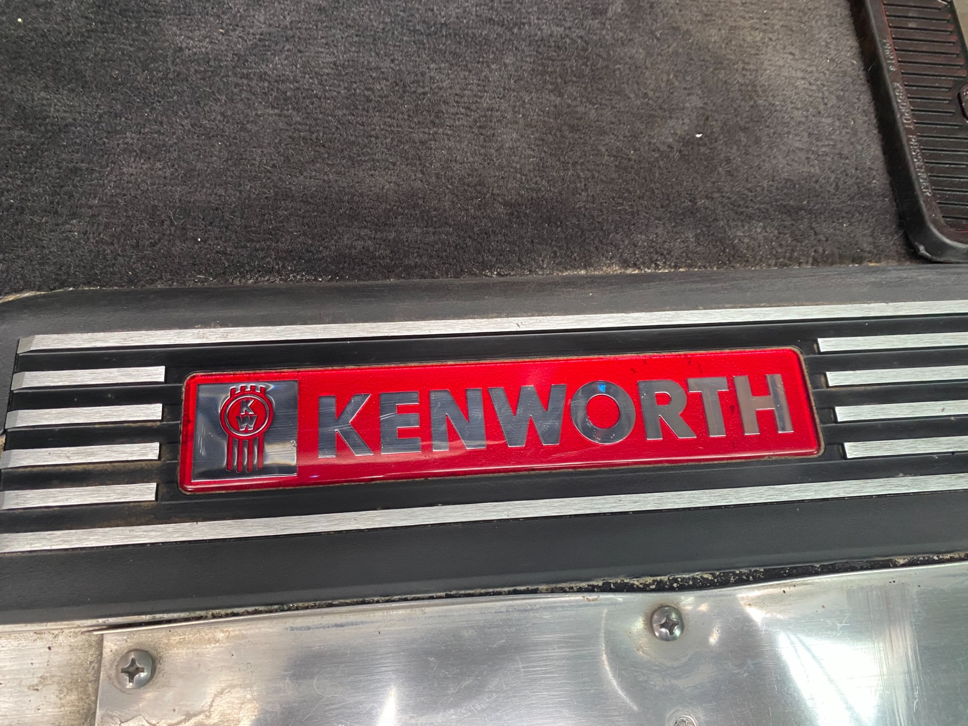 Used-2014-Kenworth-W900