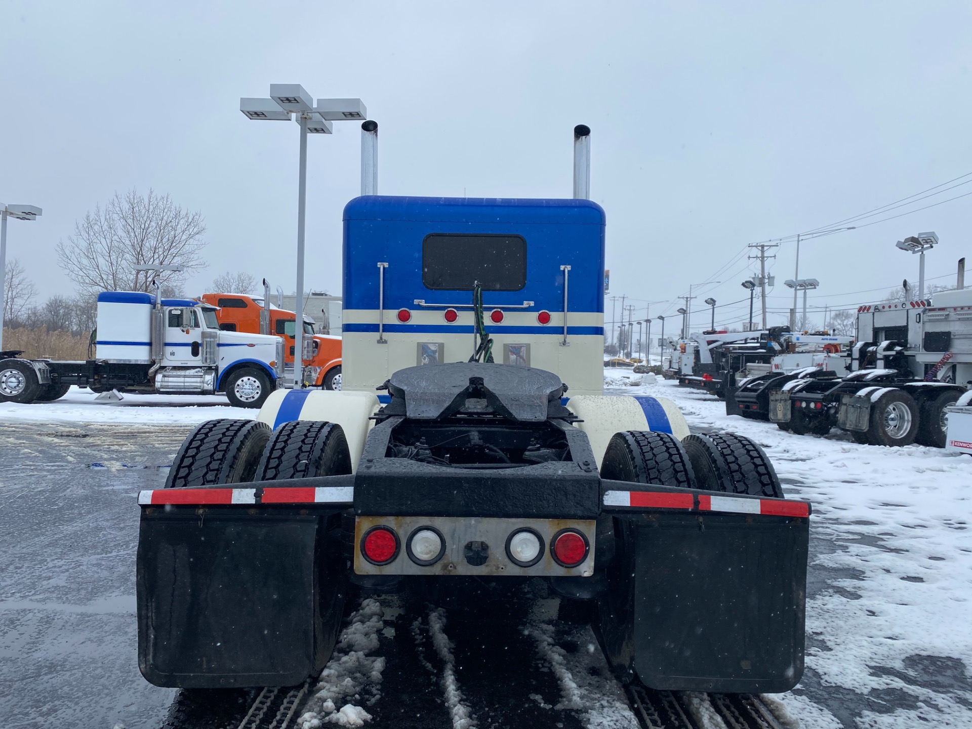 Used-2010-Peterbilt-389