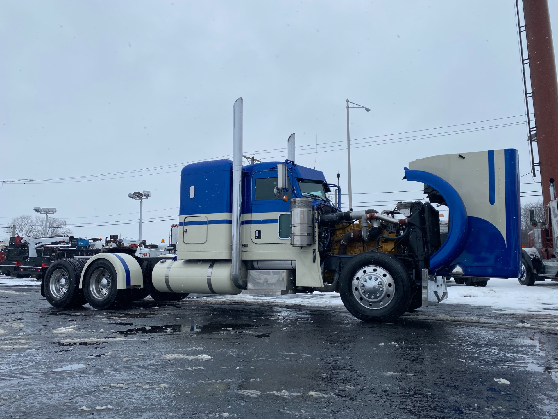 Used-2010-Peterbilt-389