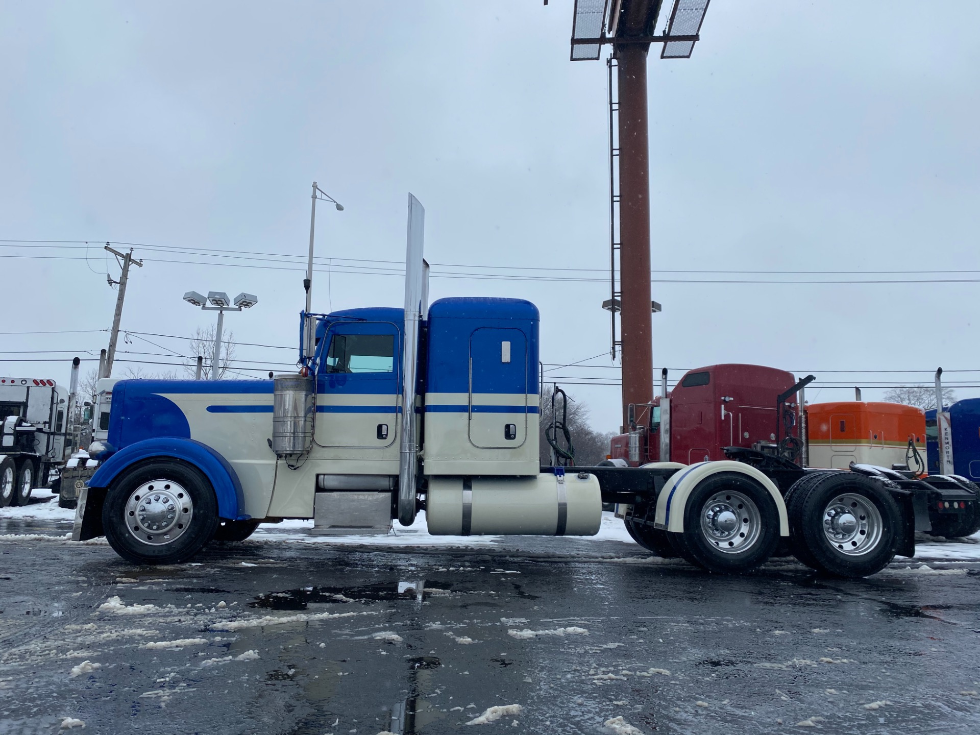 Used-2010-Peterbilt-389