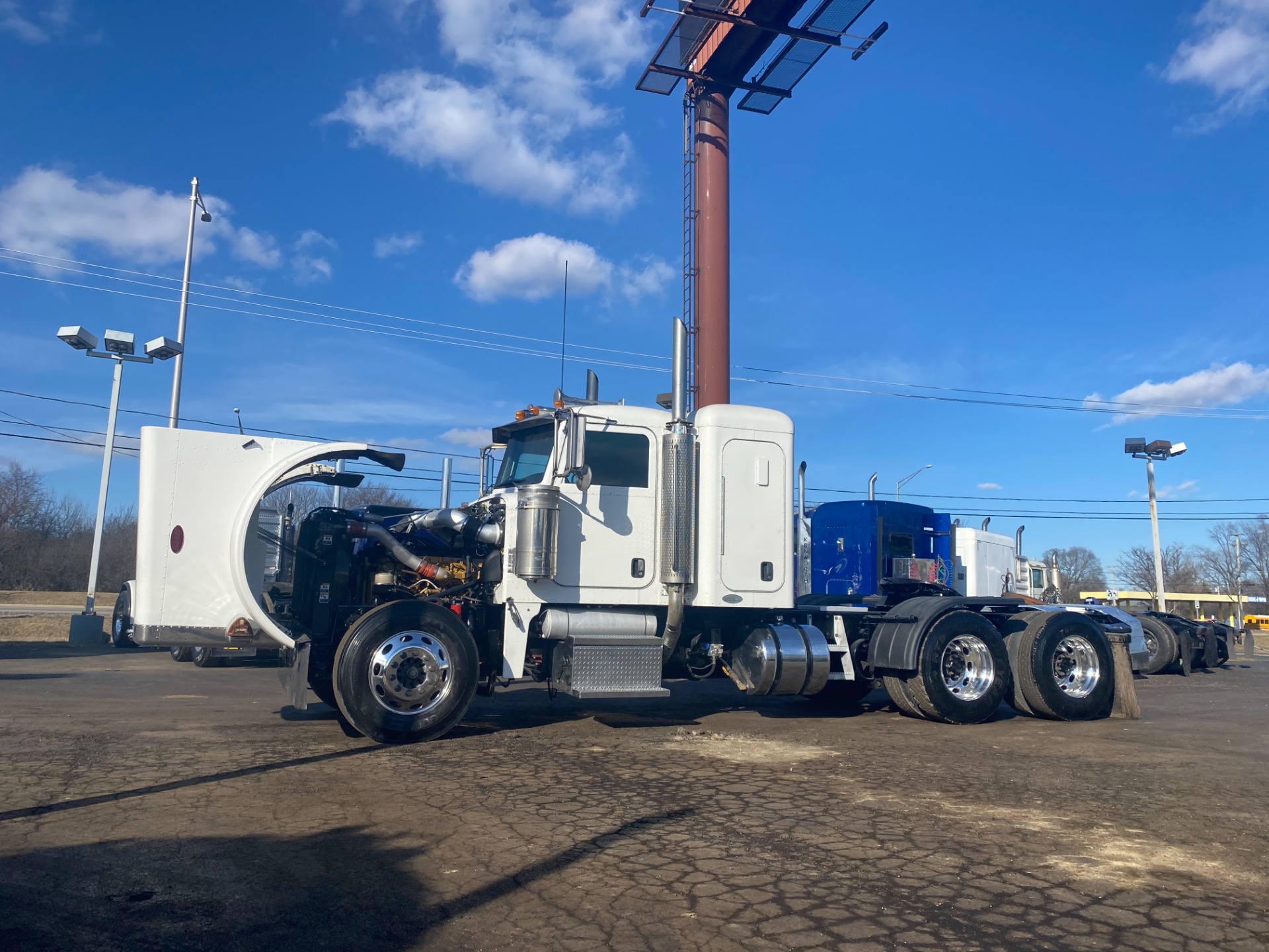 Used-2005-Peterbilt-379-Truck-Tractor