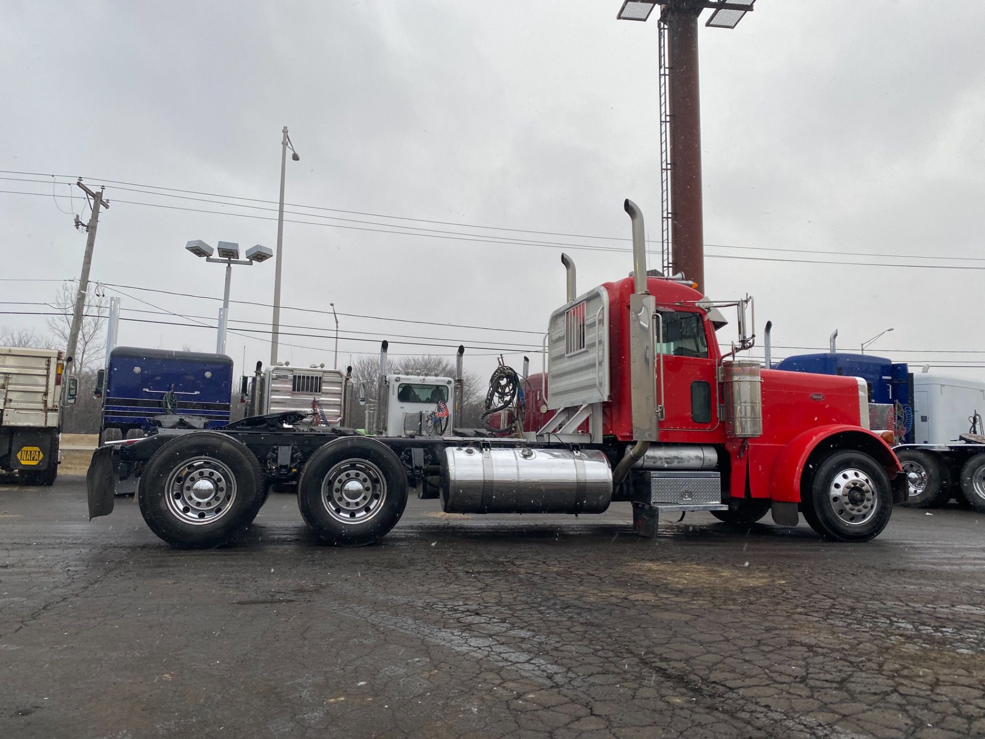 Used-2007-Peterbilt-379-Day-Cab---CAT-C-15---SUPER-CLEAN