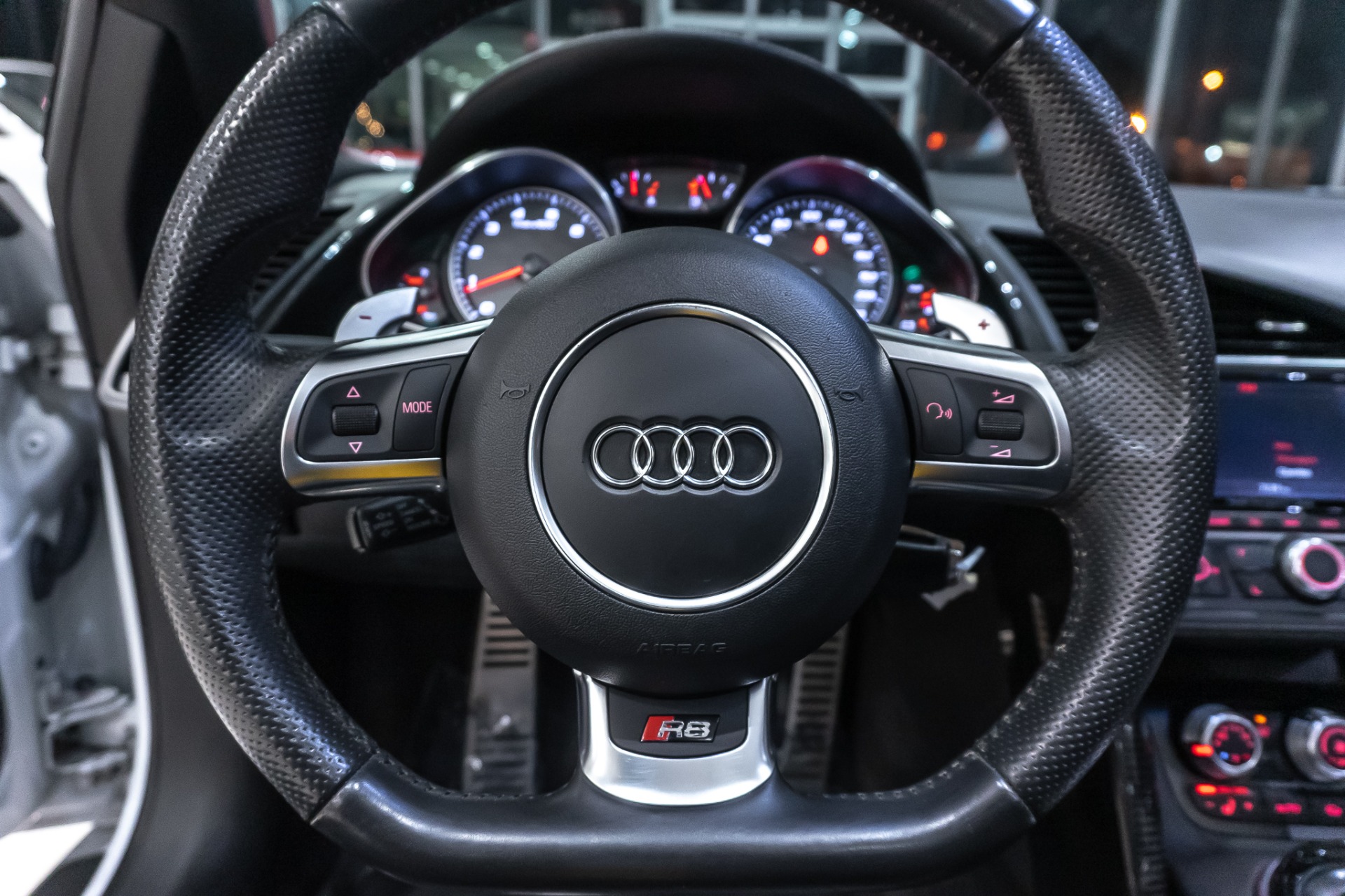 Used-2014-Audi-R8-42L-quattro-Spyder-ORIGINAL-MSRP-154K-DIAMOND-STITCHED-INTERIOR