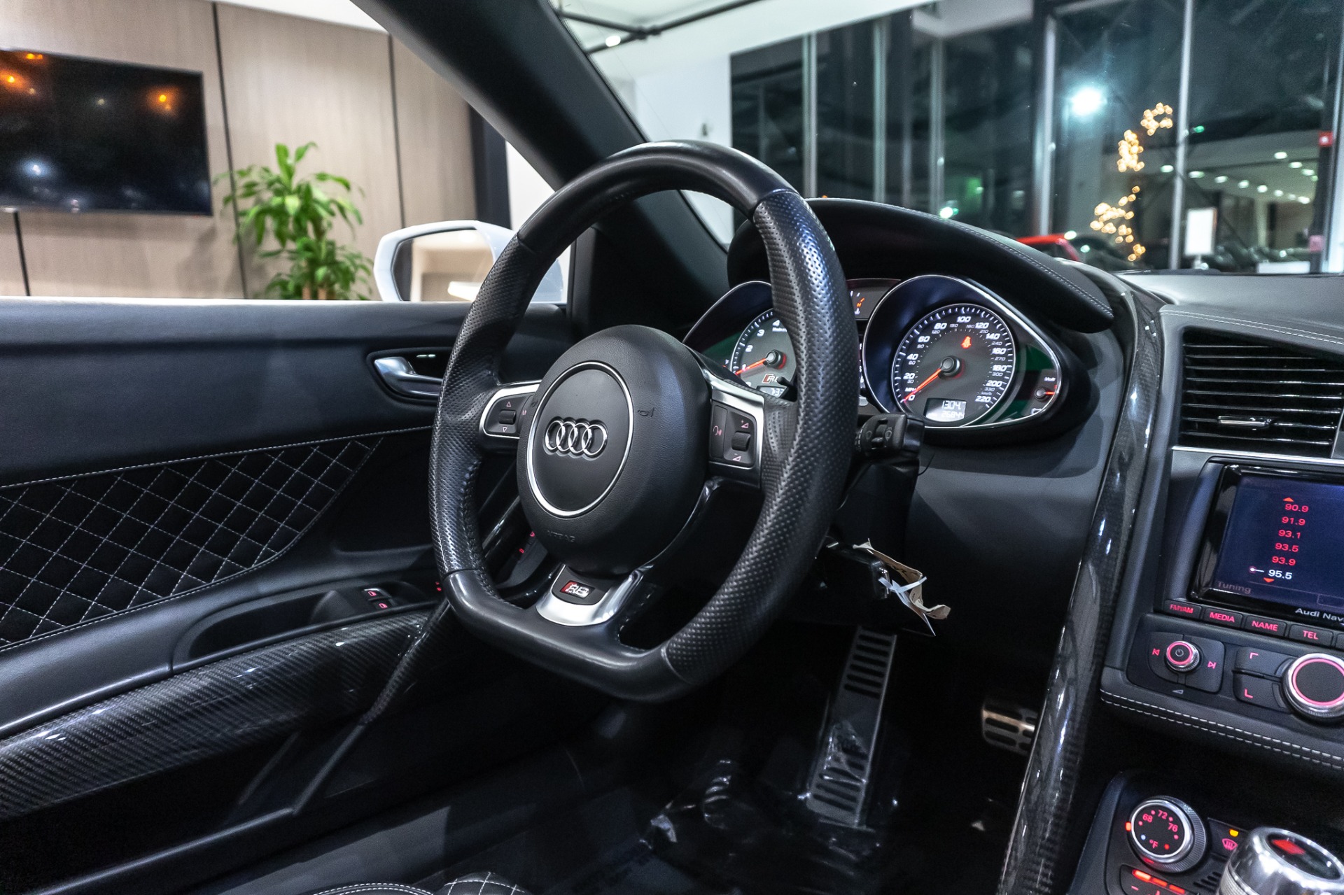 Used-2014-Audi-R8-42L-quattro-Spyder-ORIGINAL-MSRP-154K-DIAMOND-STITCHED-INTERIOR