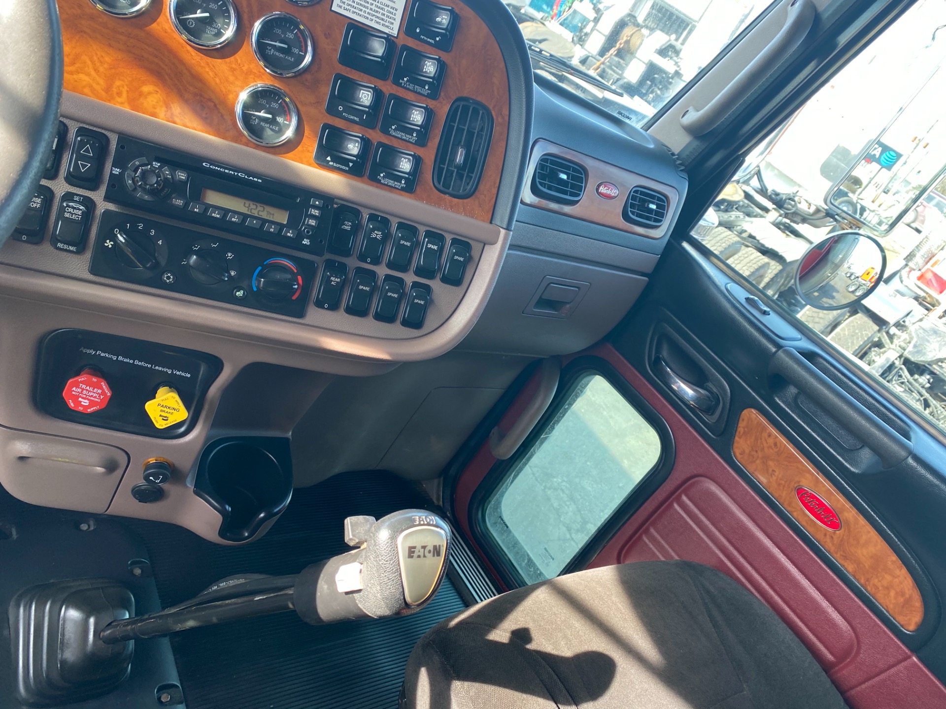 Used-2010-PETERBILT-389