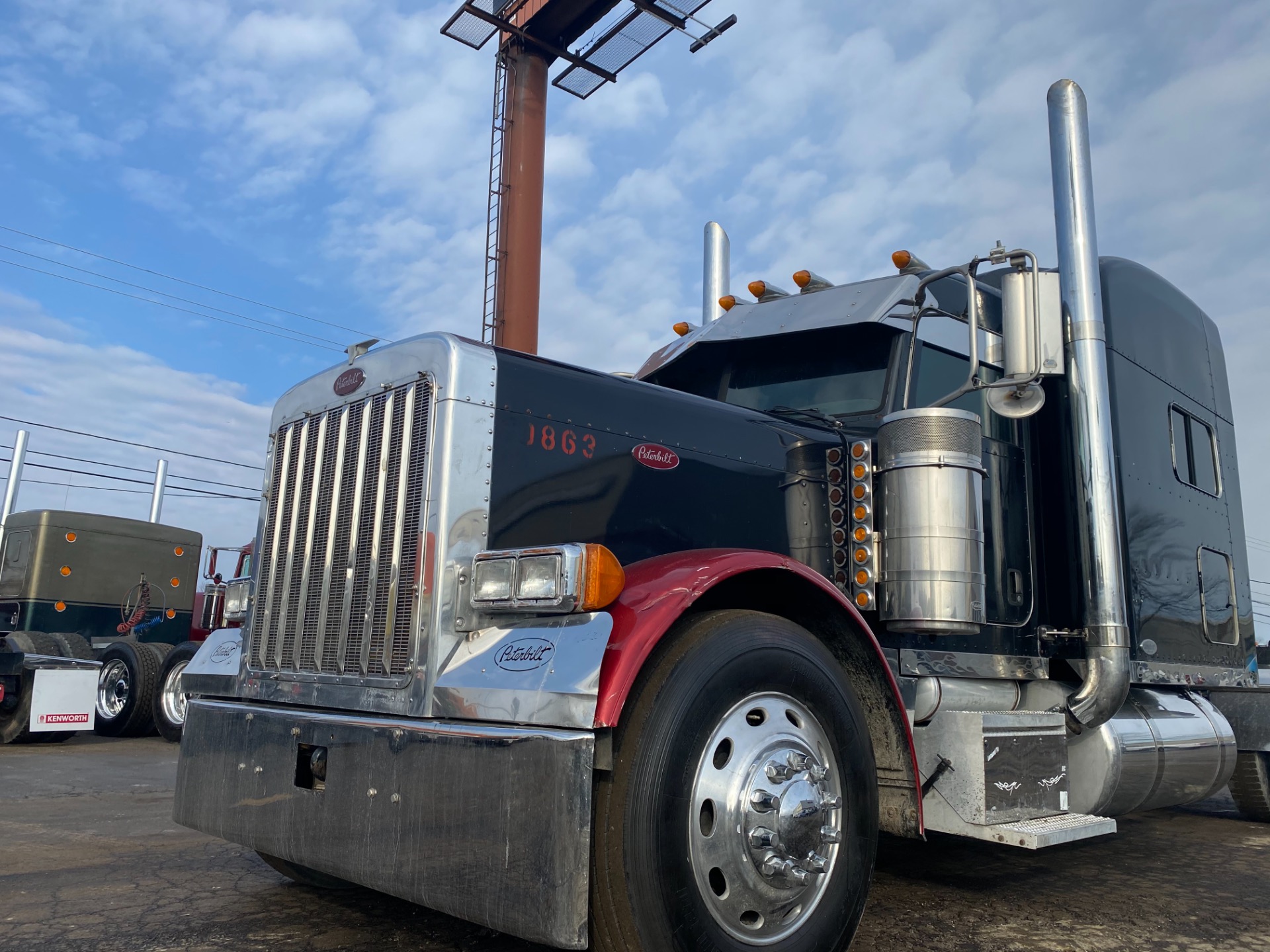 Used-2005-Peterbilt-379