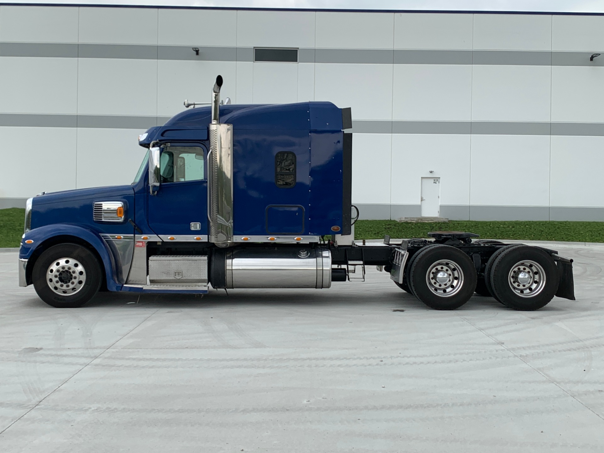 Used-2014-FREIGHTLINER-CORONADO-132-SLEEPER---Detroit-Series-60---500HP