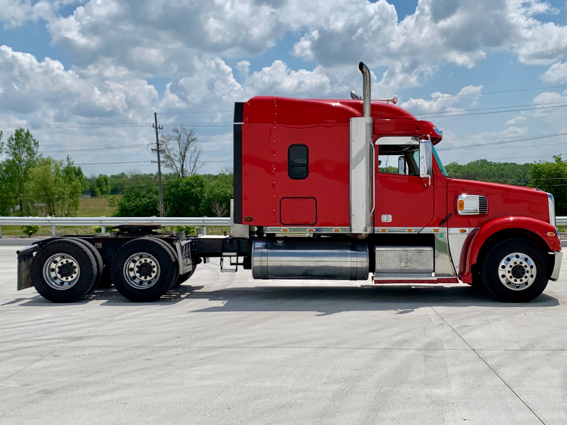 Used-2014-FREIGHTLINER-CORONADO-132-SLEEPER-GLIDER-Detroit-Diesel-Series-60---470-Horsepower