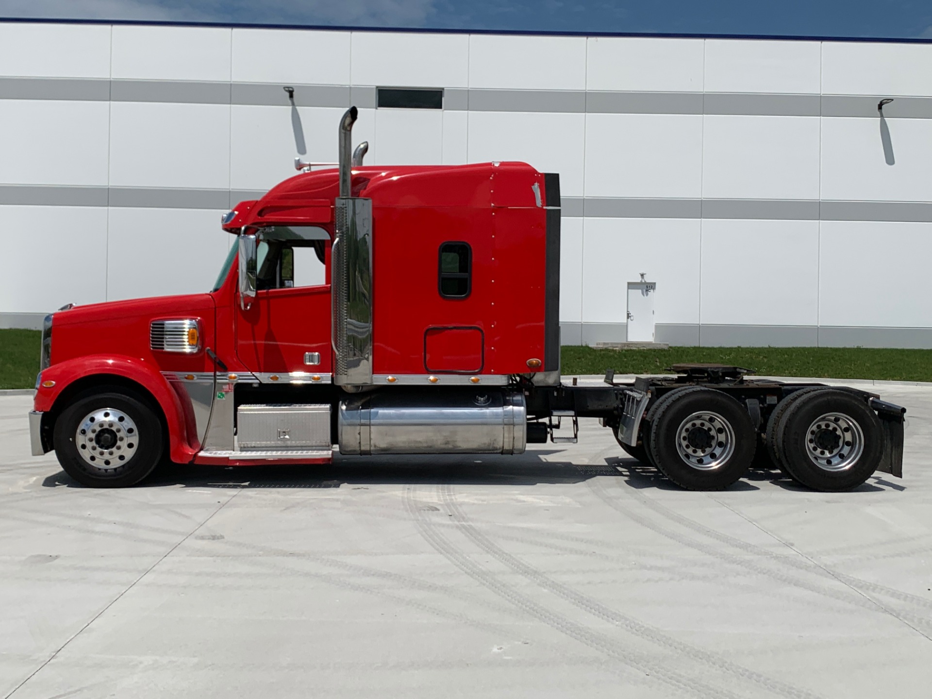 Used-2014-FREIGHTLINER-CORONADO-132-SLEEPER-GLIDER-Detroit-Diesel-Series-60---470-Horsepower