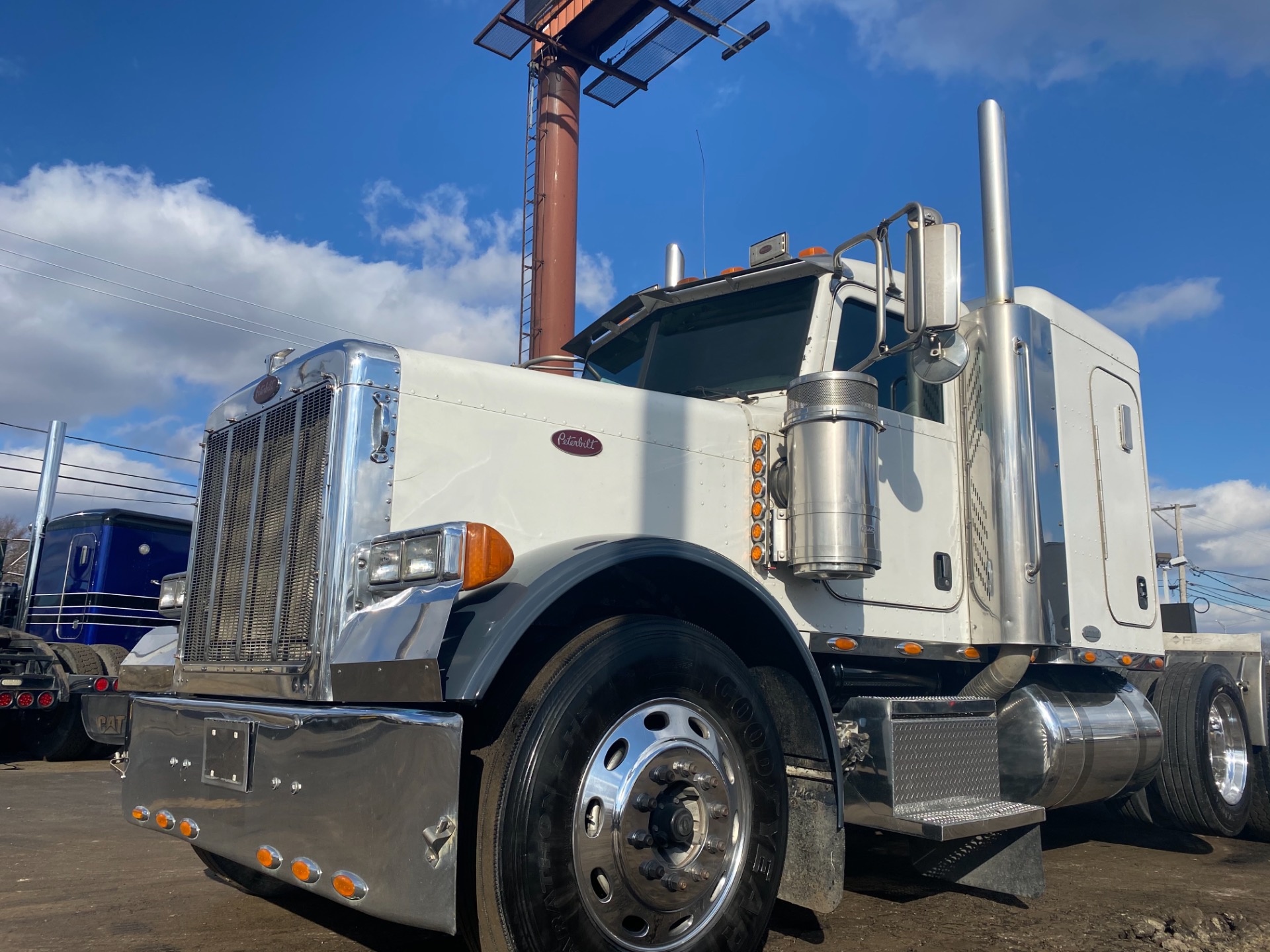 Used-2005-PETERBILT-379