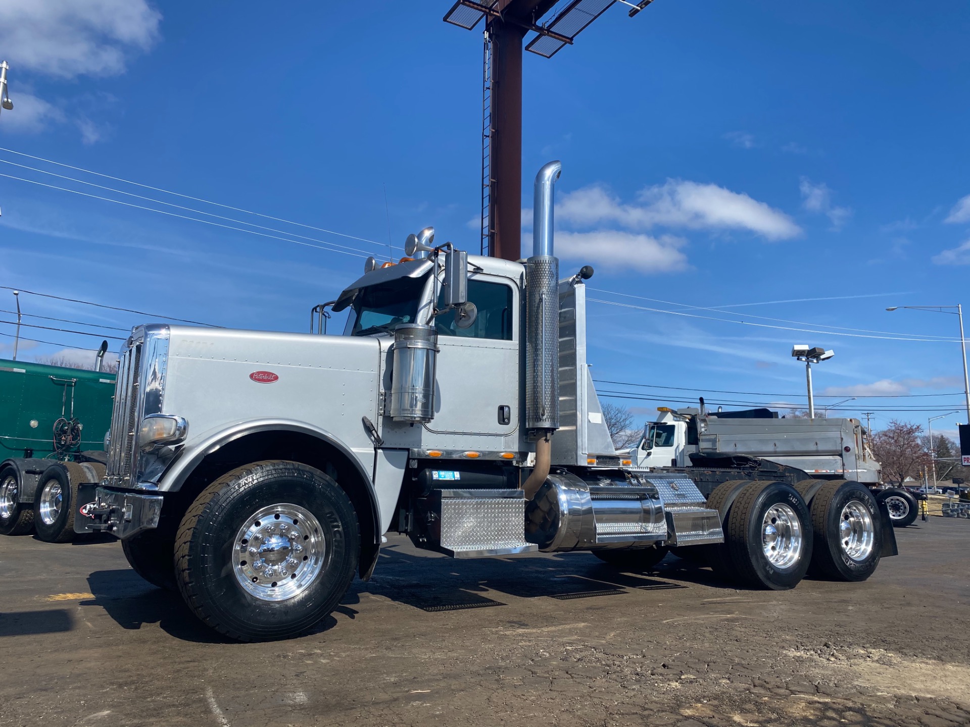 Used-2009-PETERBILT-388