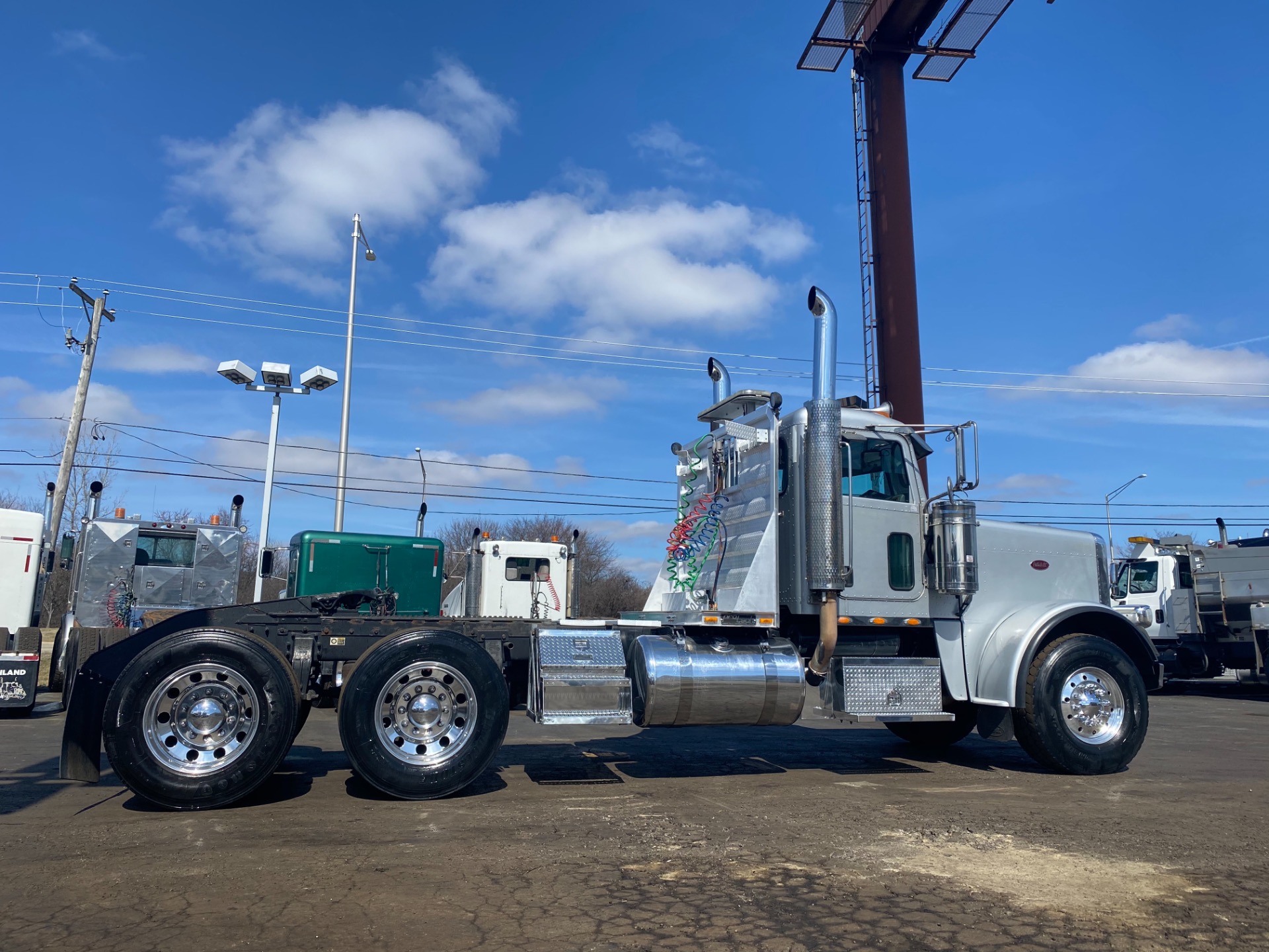 Used-2009-PETERBILT-388