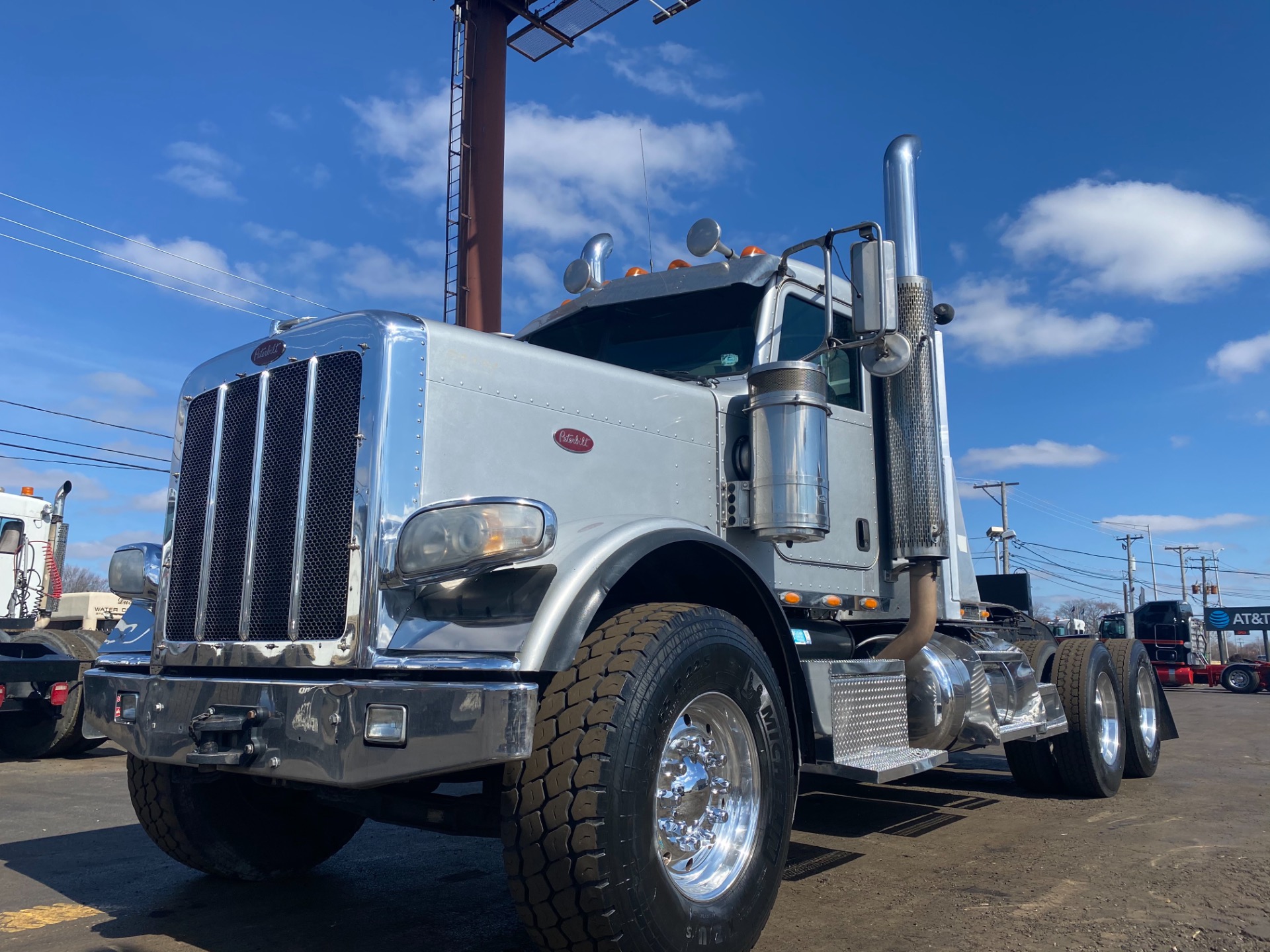 Used-2009-PETERBILT-388