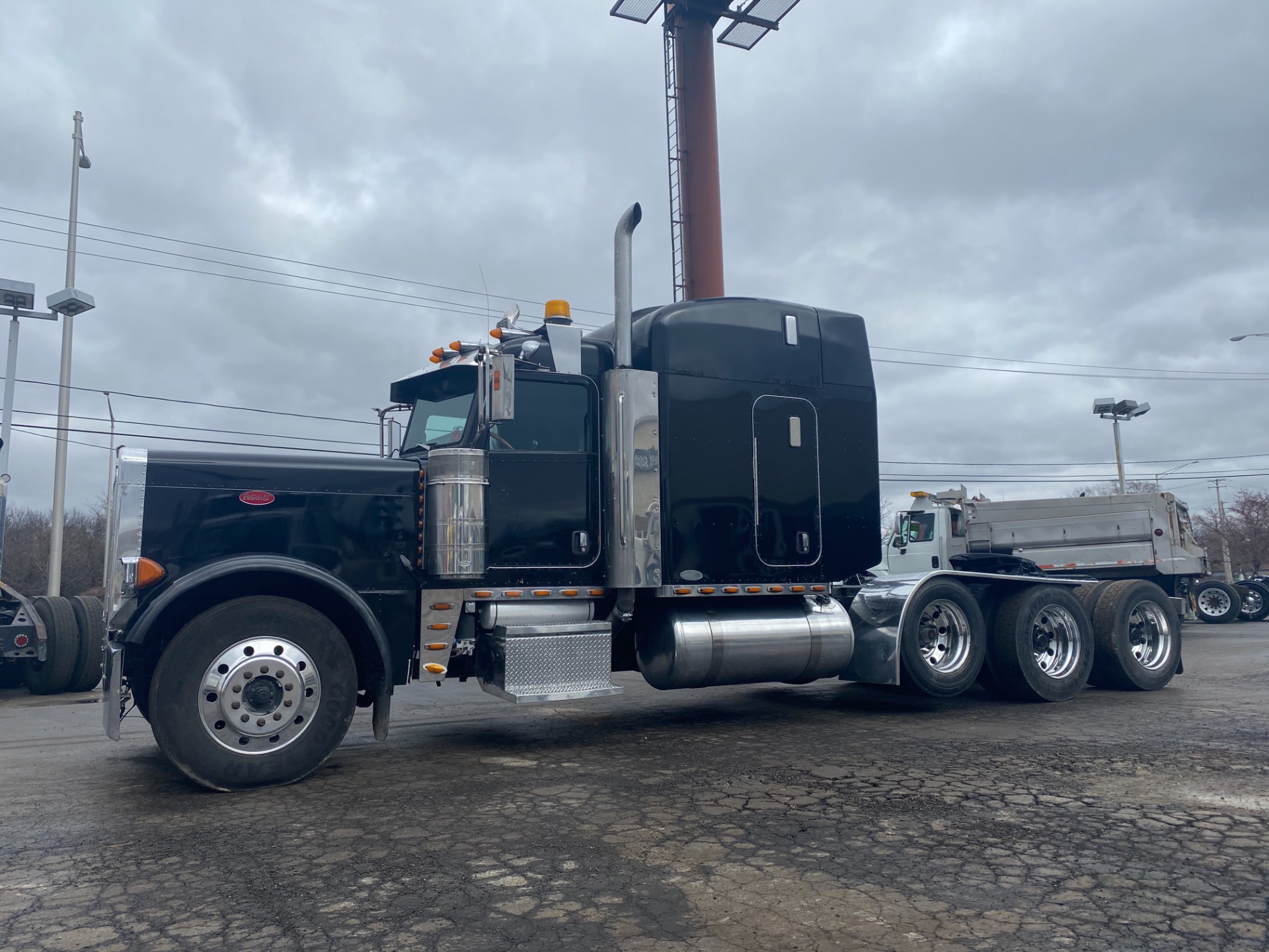 Used-2007-PETERBILT-379