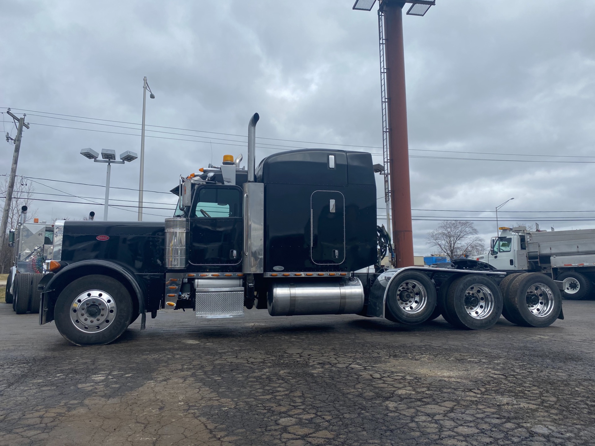 Used-2007-PETERBILT-379