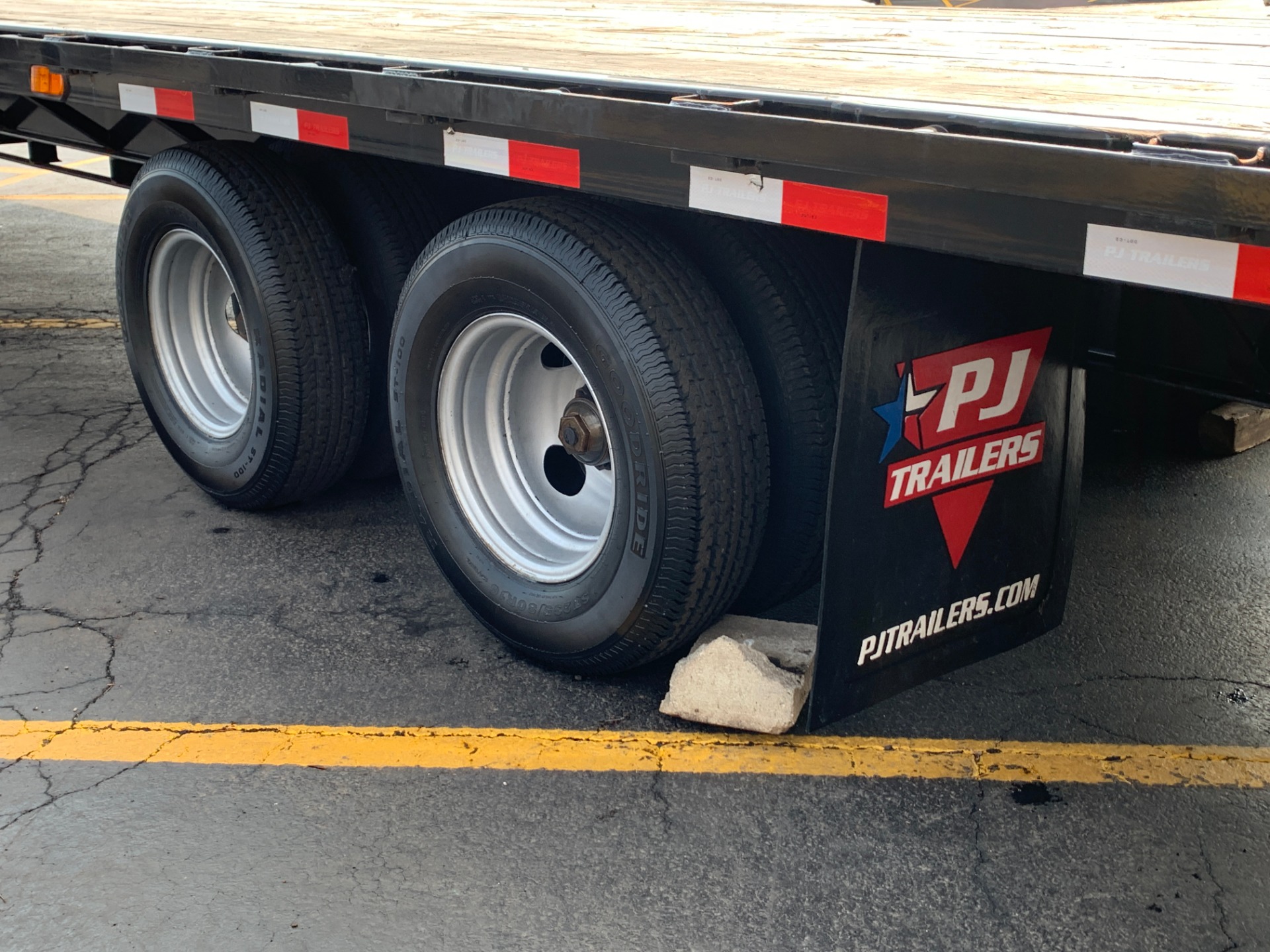 Used-2018-PJ-FD352-35-Foot-Flatdeck-with-Dual-Axles