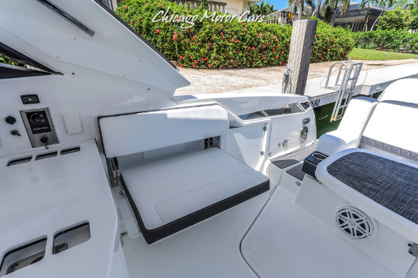 Used-2018-MONTEREY-385-SE-Express-Cruiser-w-3x-300-Verado-Outboards-with-Joysticks