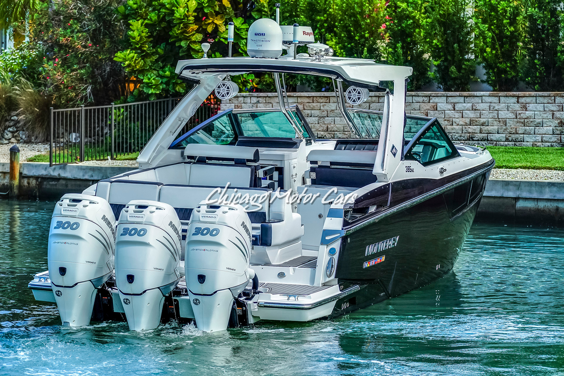 Used-2018-MONTEREY-385-SE-Express-Cruiser-w-3x-300-Verado-Outboards-with-Joysticks