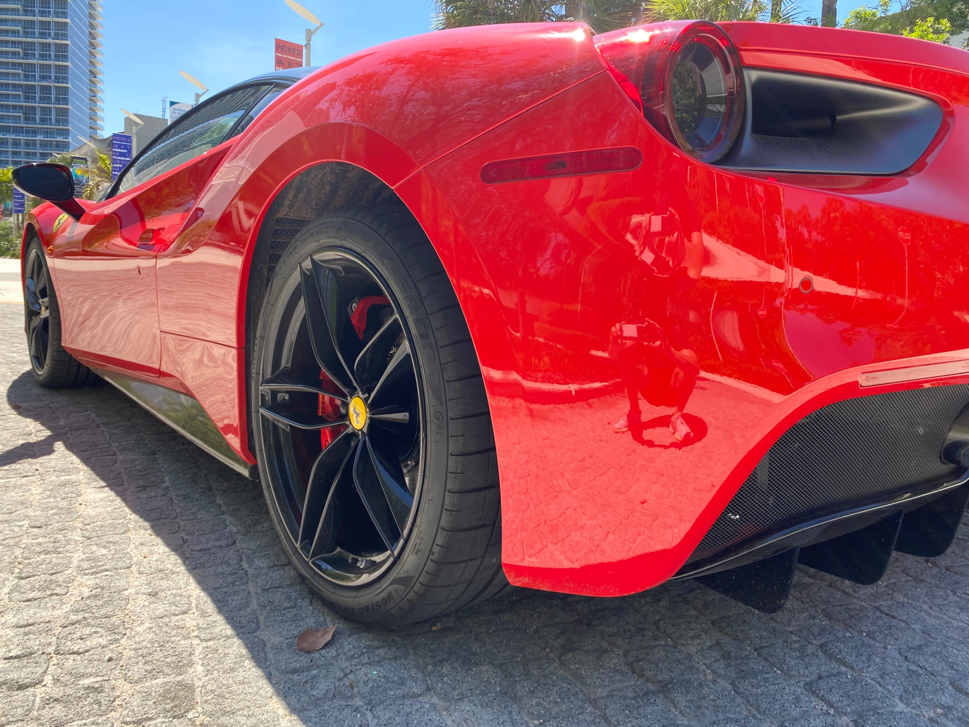 Used-2017-Ferrari-488-GTB-Coupe-LOADED-CARBON-FIBER-RACING-PACKAGE-CARBON-FIBER-RACING-SEATS