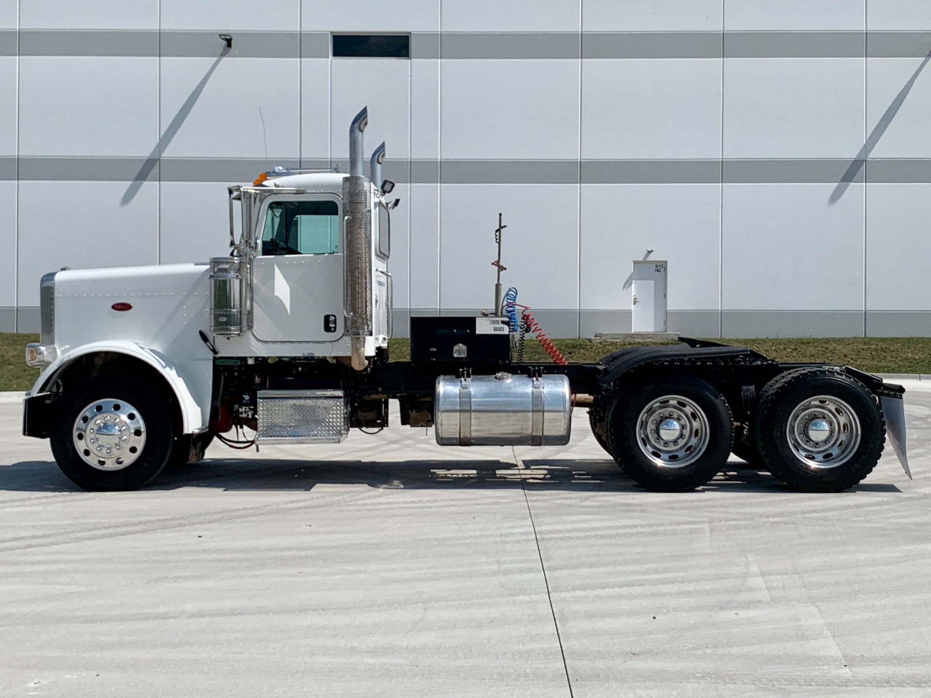 Used-2014-Peterbilt-388-Day-Cab---Cummins-ISX---485-HP---13-Speed