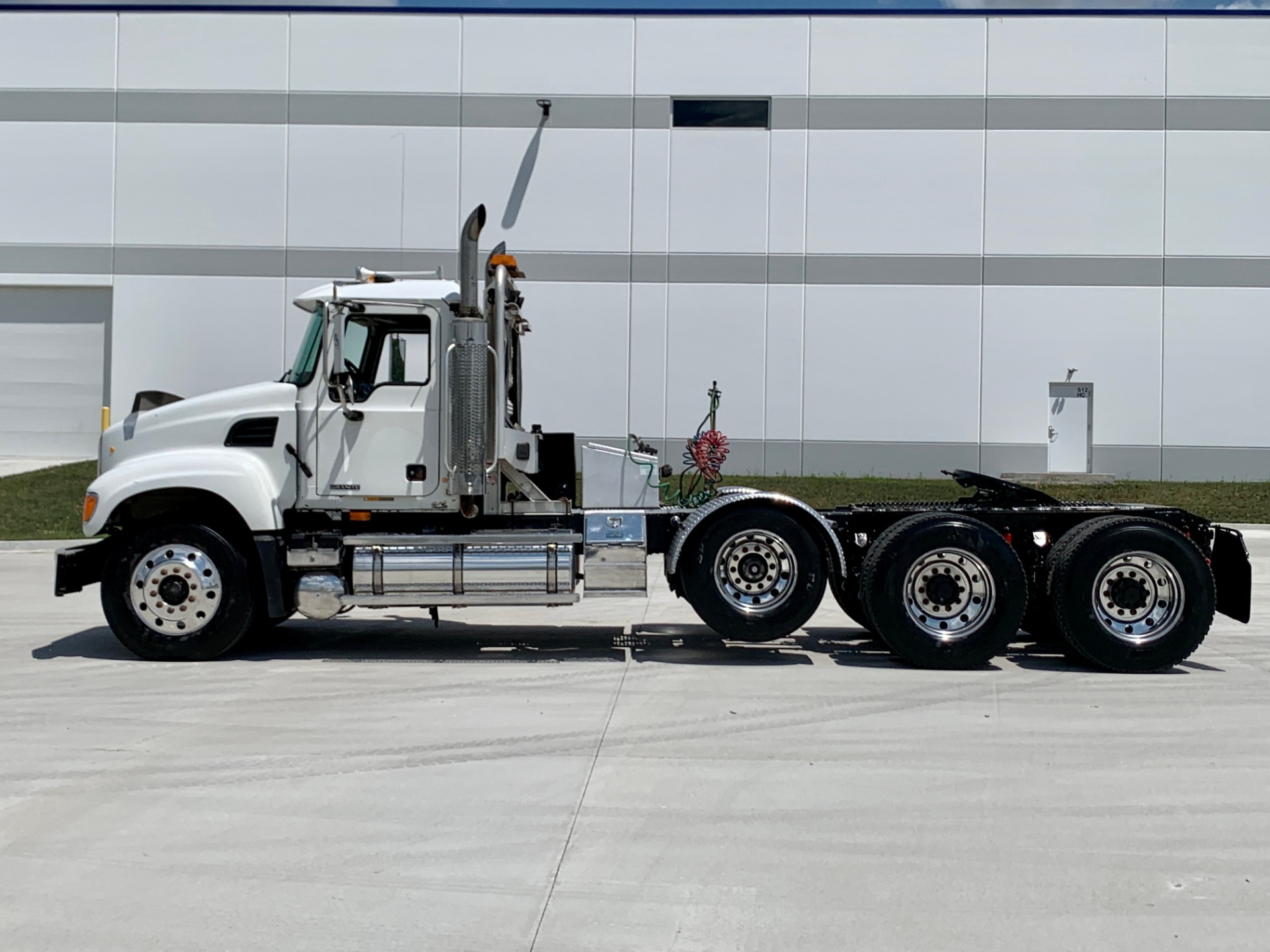 Used-2003-MACK-CV713-Tri-Axle-Day-Cab---Mack-E7---18-Speed