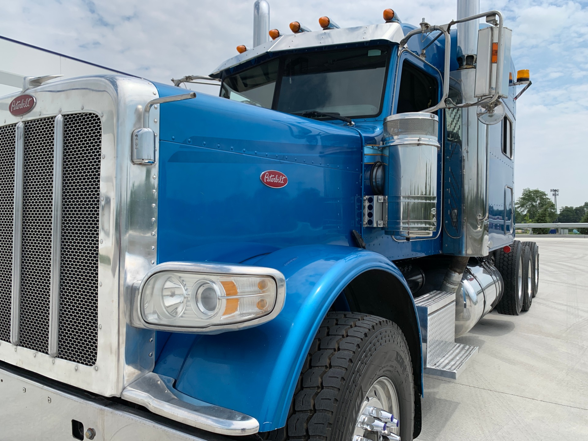 Used-2008-Peterbilt-388-Tri-Axle-Sleeper---Cummins-ISX---625-Horsepower---13-Speed