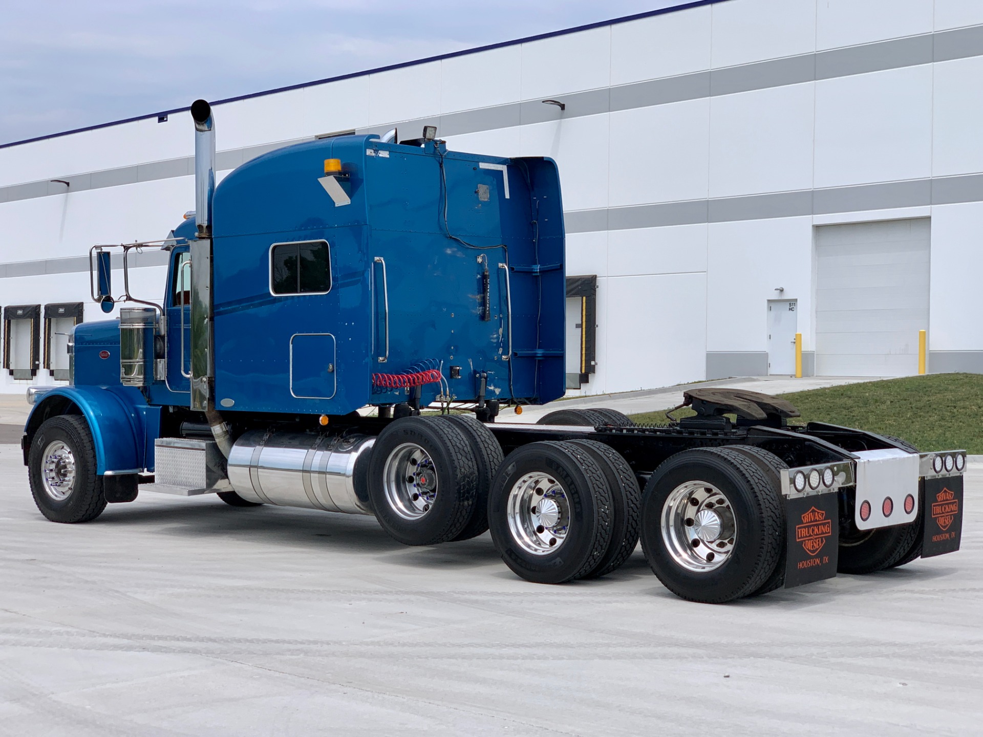 Used-2008-Peterbilt-388-Tri-Axle-Sleeper---Cummins-ISX---625-Horsepower---13-Speed