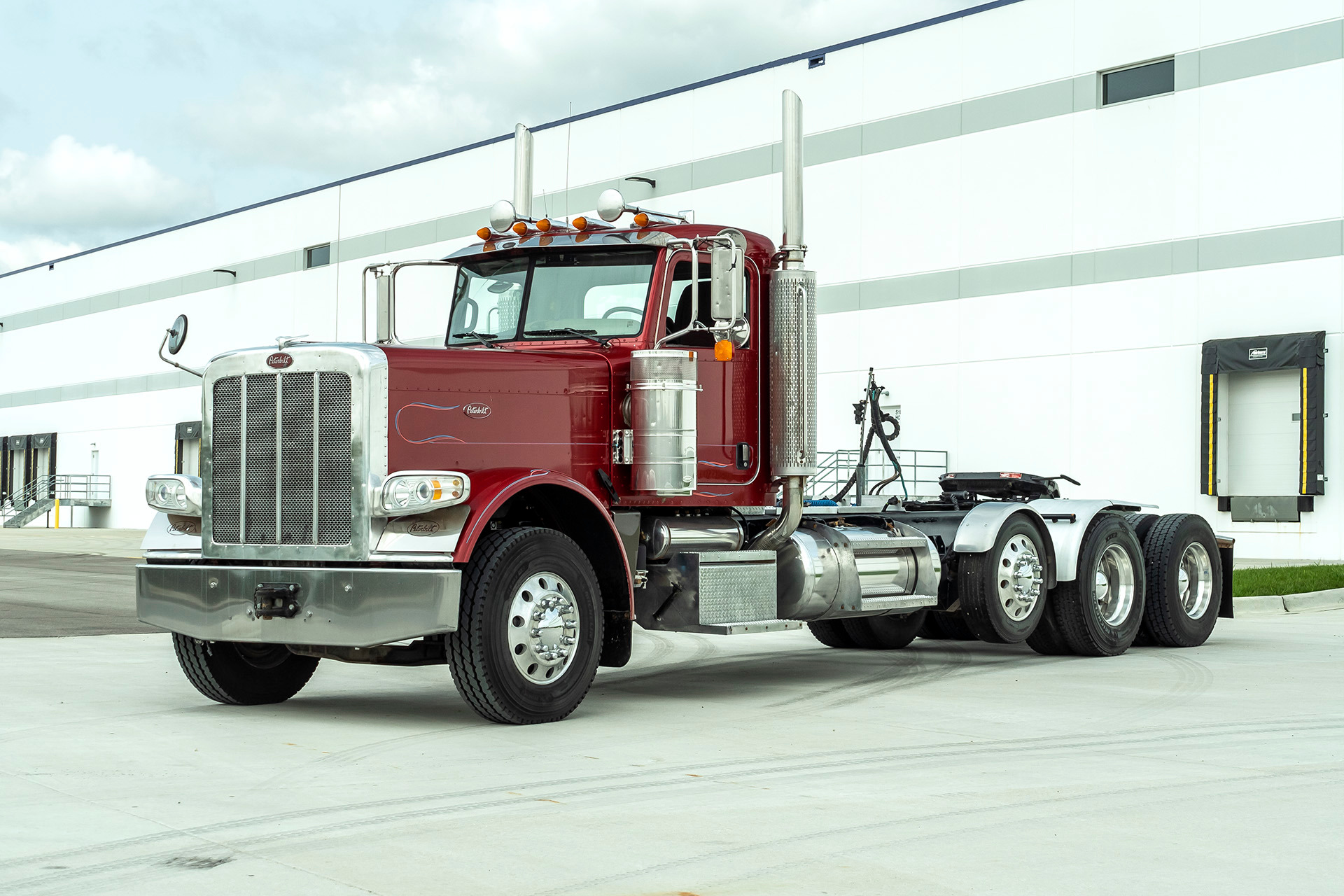 Used 2009 Peterbilt 389 Day Cab - GLIDER!! - Steerable Tri-Axle - Cummins - 500hp for sale Sold at Chicago Motor Cars in West Chicago IL 60185 1