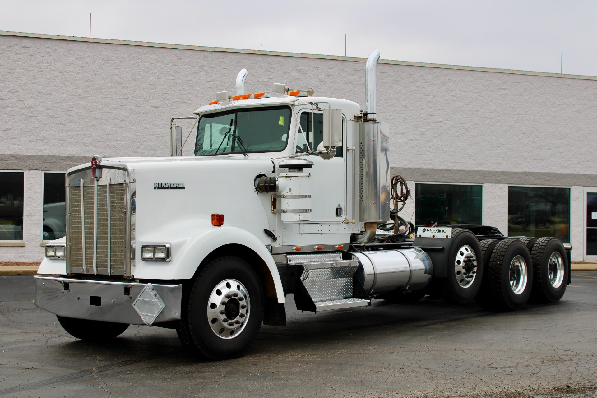 Used-2005-Kenworth-W900B-Tri-Axle-Day-Cab---Cummins-ISX---STEERABLE-3RD-AXLE