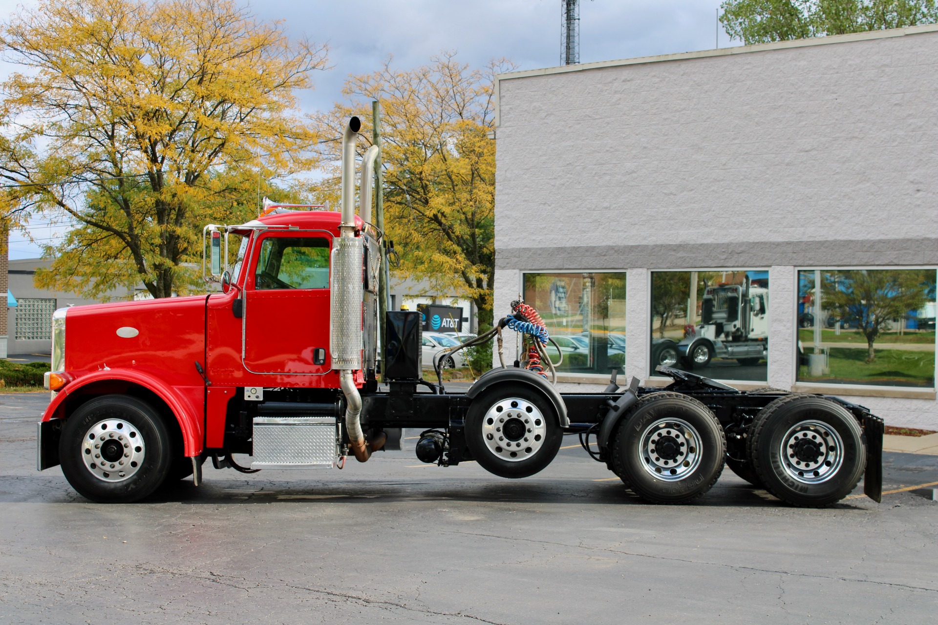 Used-2007-Peterbilt-378-Day-Cab-with-Steerable-Tri-Axle---Cat-C13