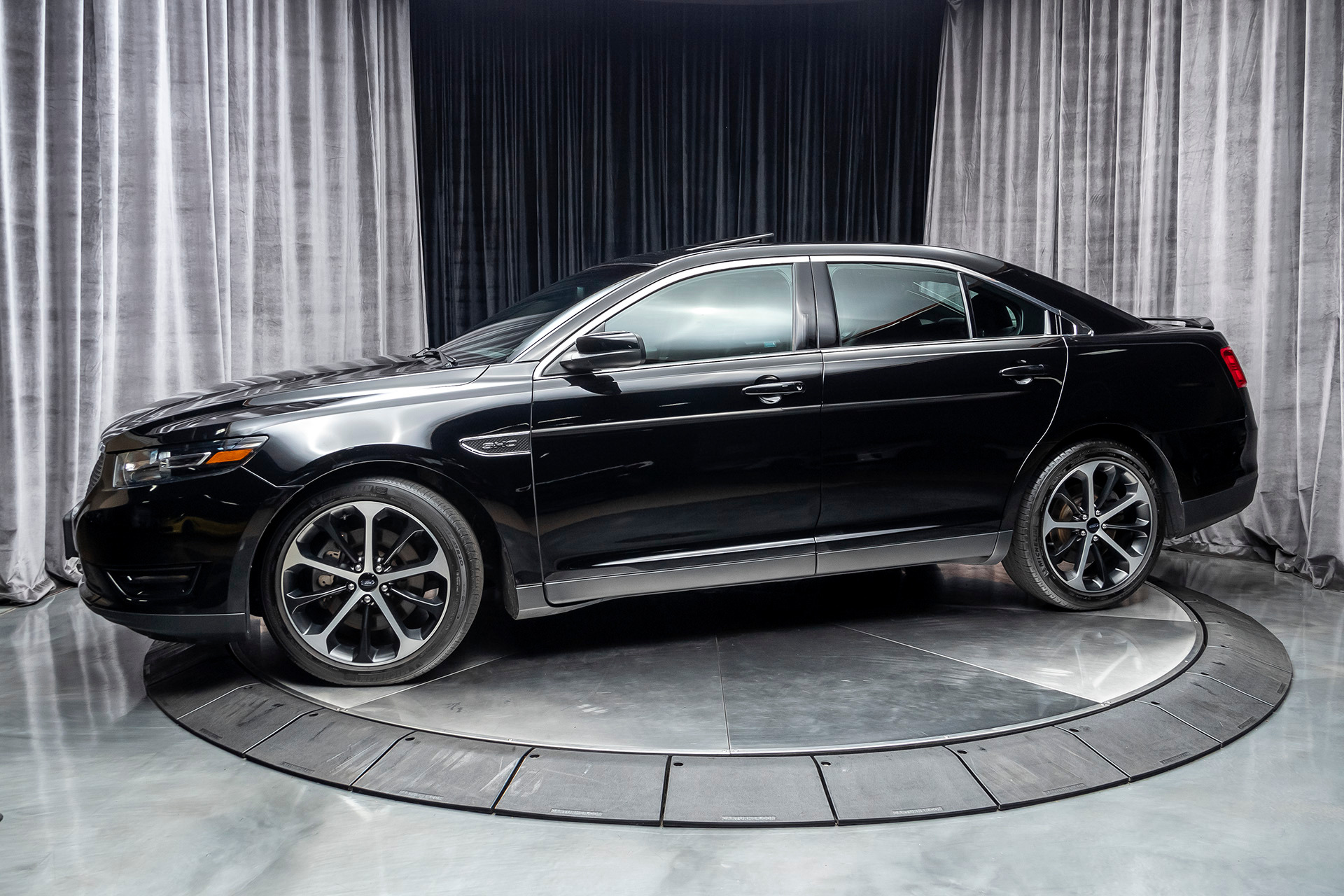 Used-2016-Ford-Taurus-SHO-VentilatedHeated-Seats-Two-Tone-Interior