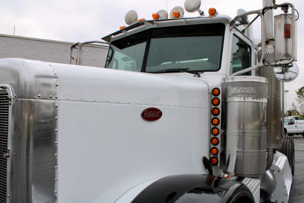 Used-2006-Peterbilt-379-Day-Cab---C15-ACERT---550-Horsepower-Double-Frame