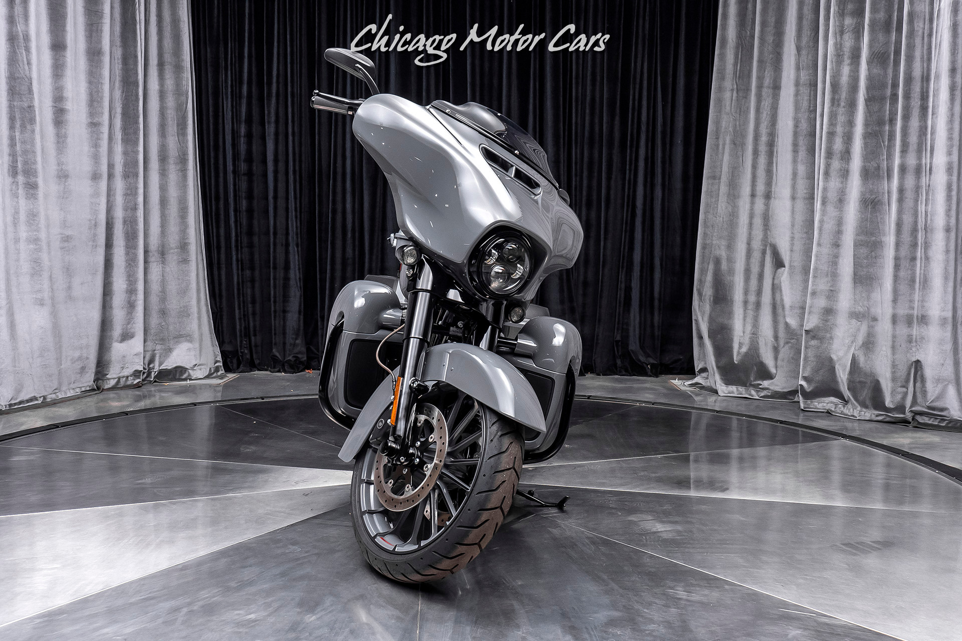 Used-2018-Harley-Davidson-FLHXSE-CVO-Street-Glide-10k-in-Upgrades