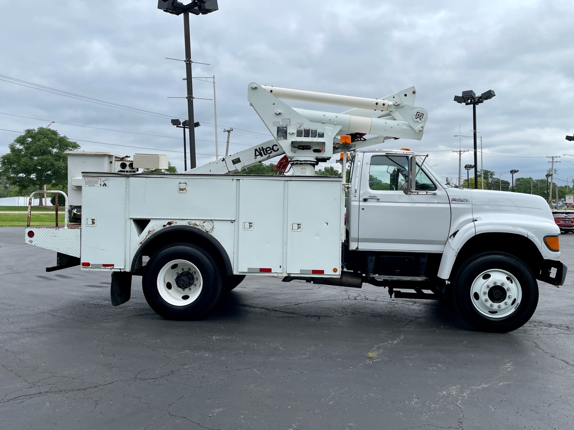 Used-1999-Ford-F800-wAltec-TA40-40-Boom-with-Lift-Bucket-LOW-MILES