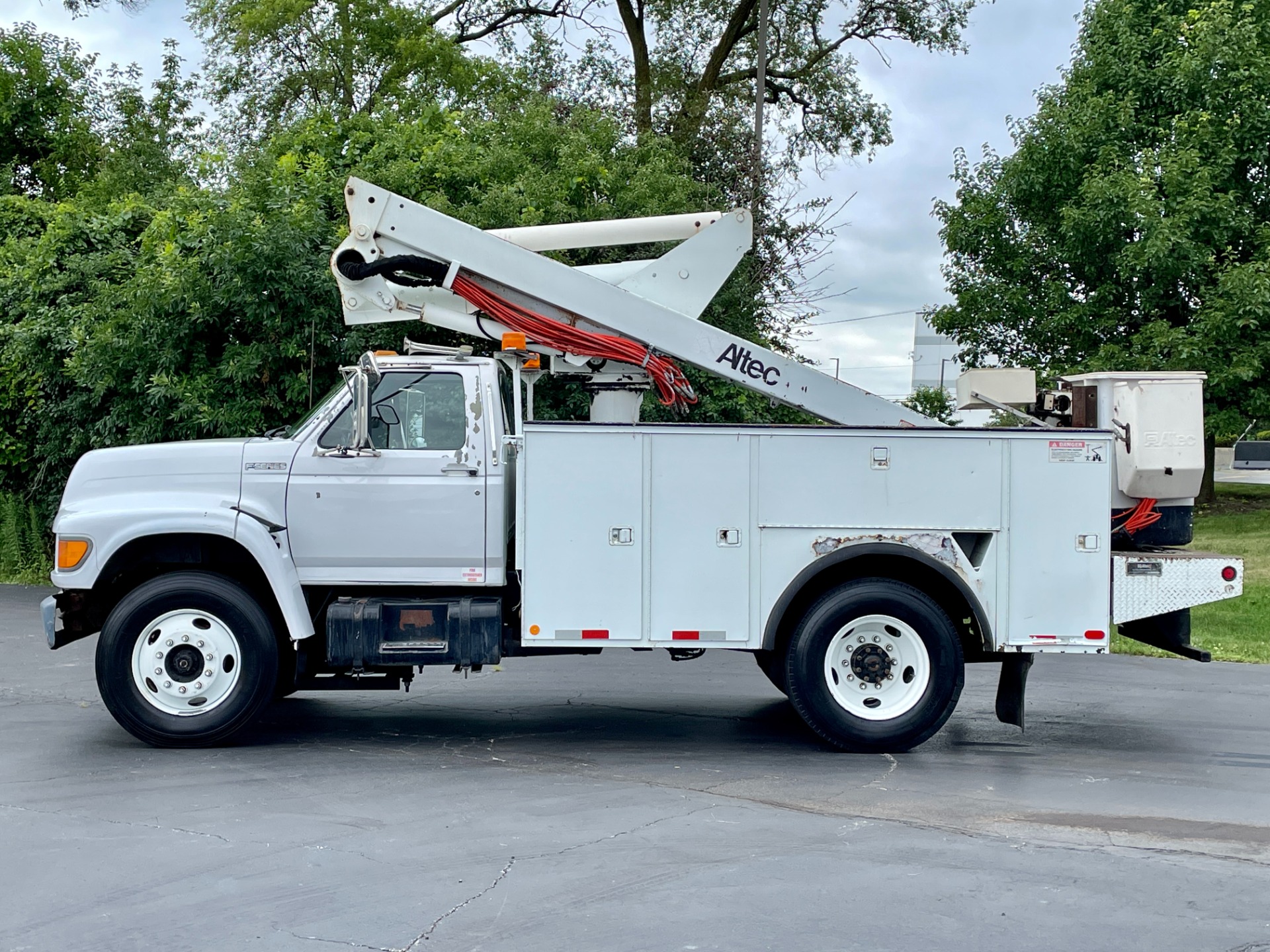 Used-1999-Ford-F800-wAltec-TA40-40-Boom-with-Lift-Bucket-LOW-MILES