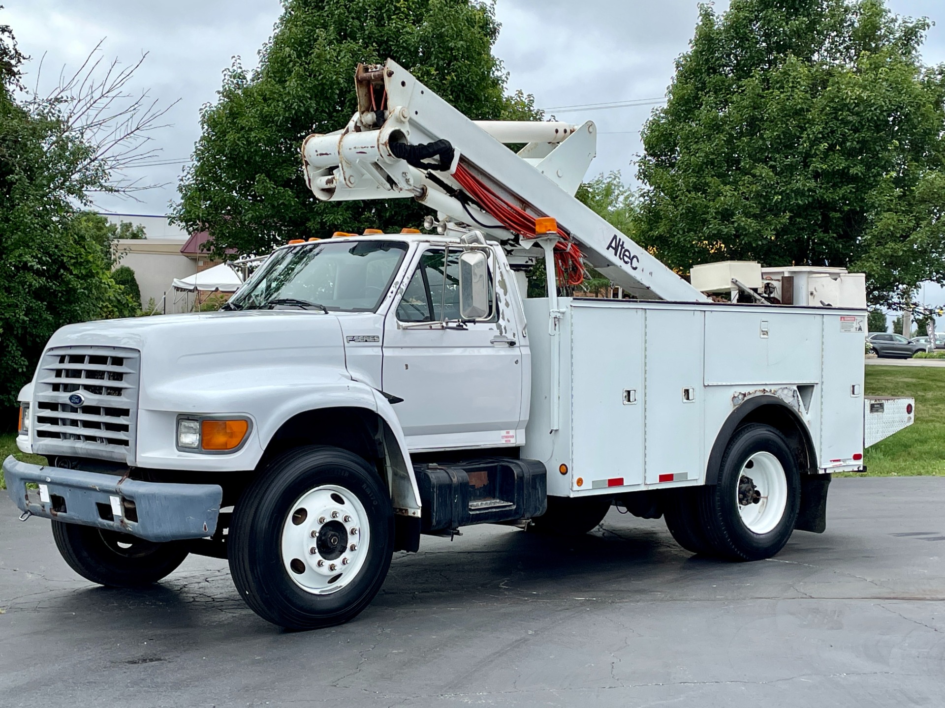 Used-1999-Ford-F800-wAltec-TA40-40-Boom-with-Lift-Bucket-LOW-MILES