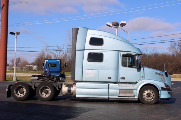 Used 2017 Volvo VNL Sleeper Cab for sale Sold at Chicago Motor Cars in West Chicago IL 60185 4