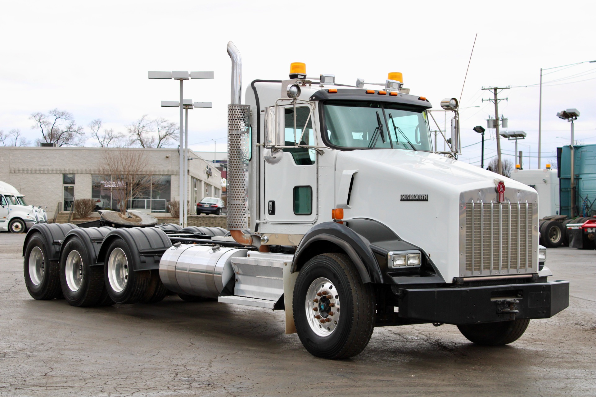 Used-2009-Kenworth-T800-Day-Cab-Tri-Axle---Cummins-ISX15---485HP---18-Speed-Manual