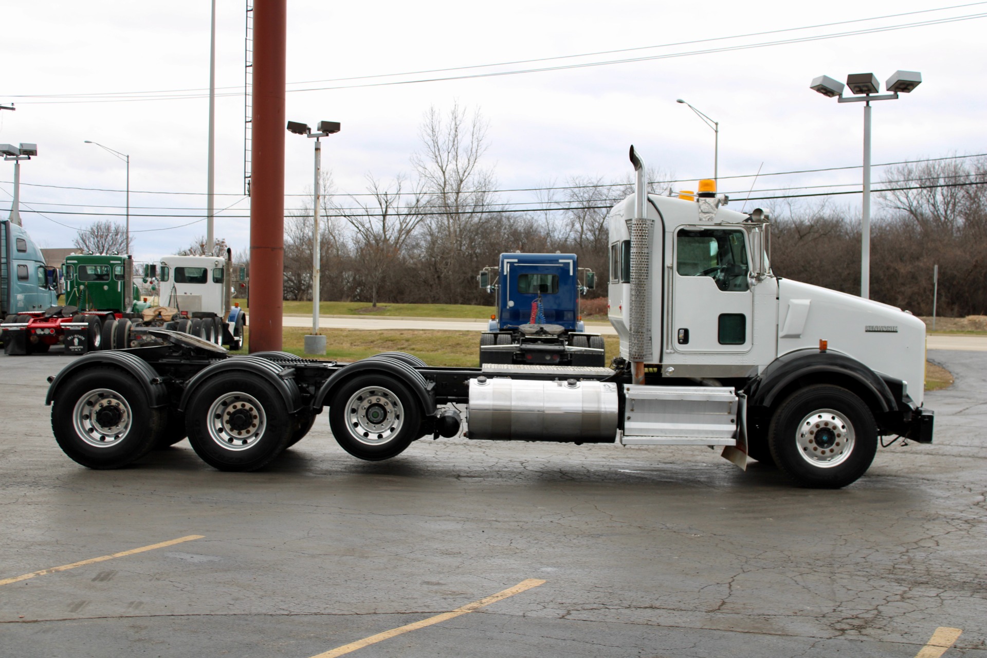 Used-2009-Kenworth-T800-Day-Cab-Tri-Axle---Cummins-ISX15---485HP---18-Speed-Manual