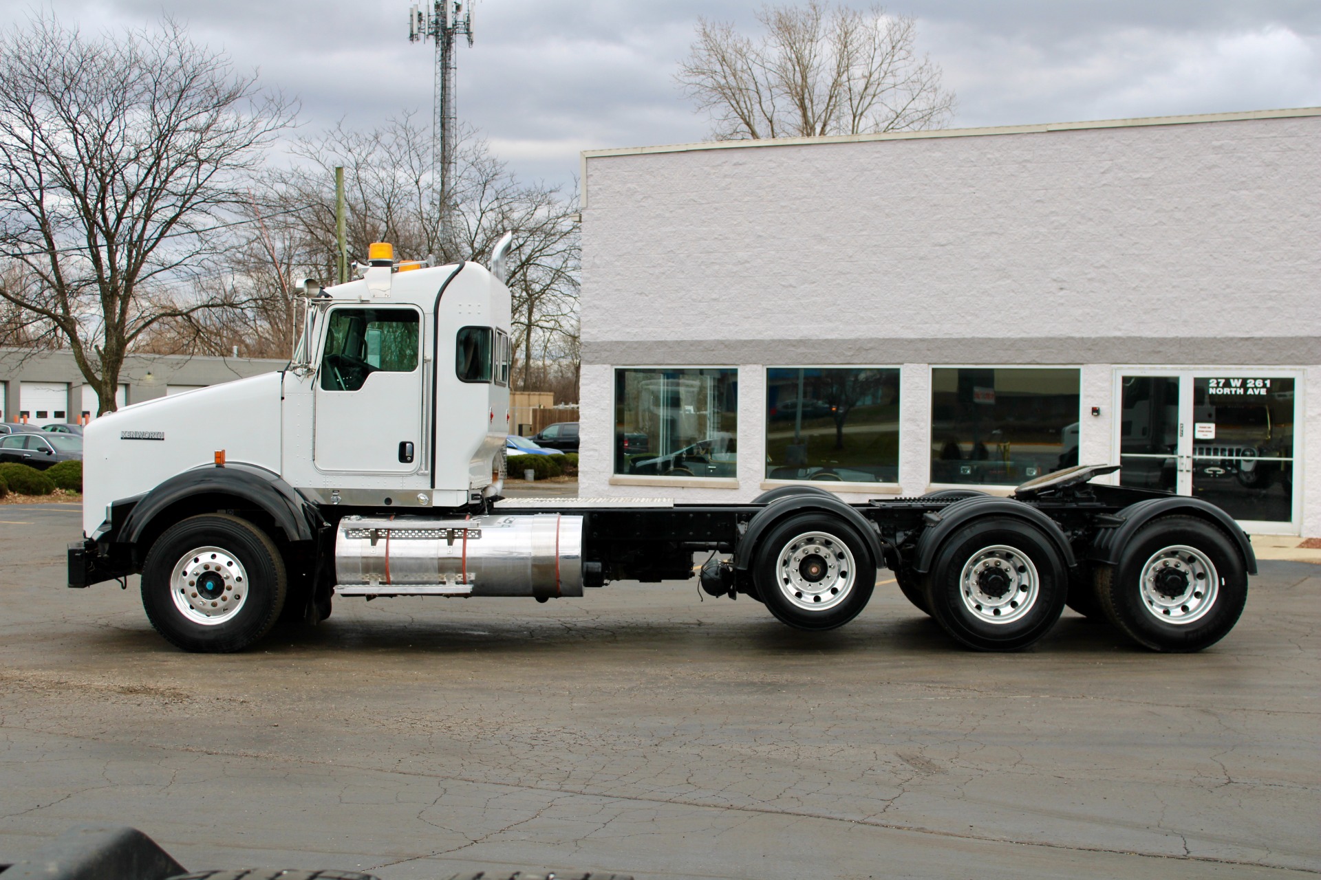 Used-2009-Kenworth-T800-Day-Cab-Tri-Axle---Cummins-ISX15---485HP---18-Speed-Manual